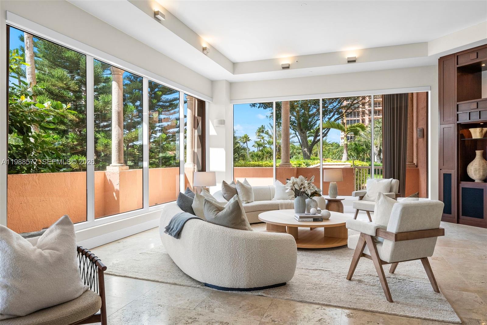 10 Edgewater Dr Unit: Lanai South