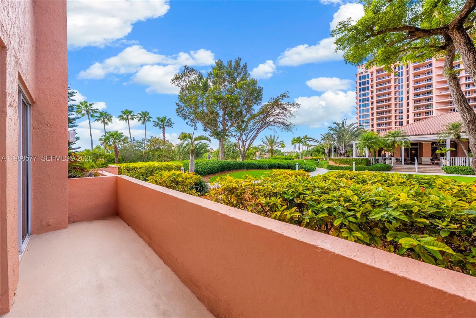 10 Edgewater Dr Unit: Lanai South