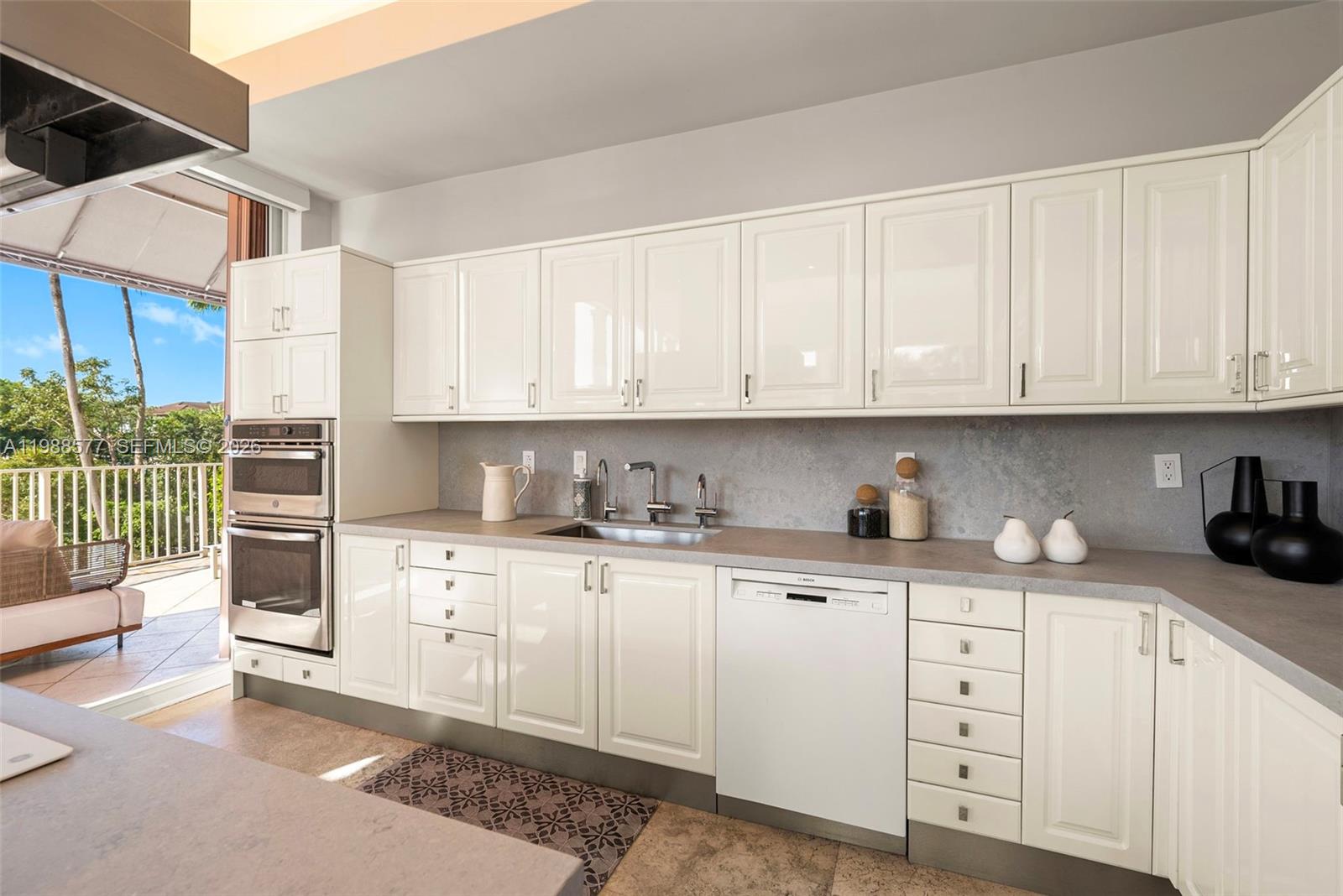 10 Edgewater Dr Unit: Lanai South