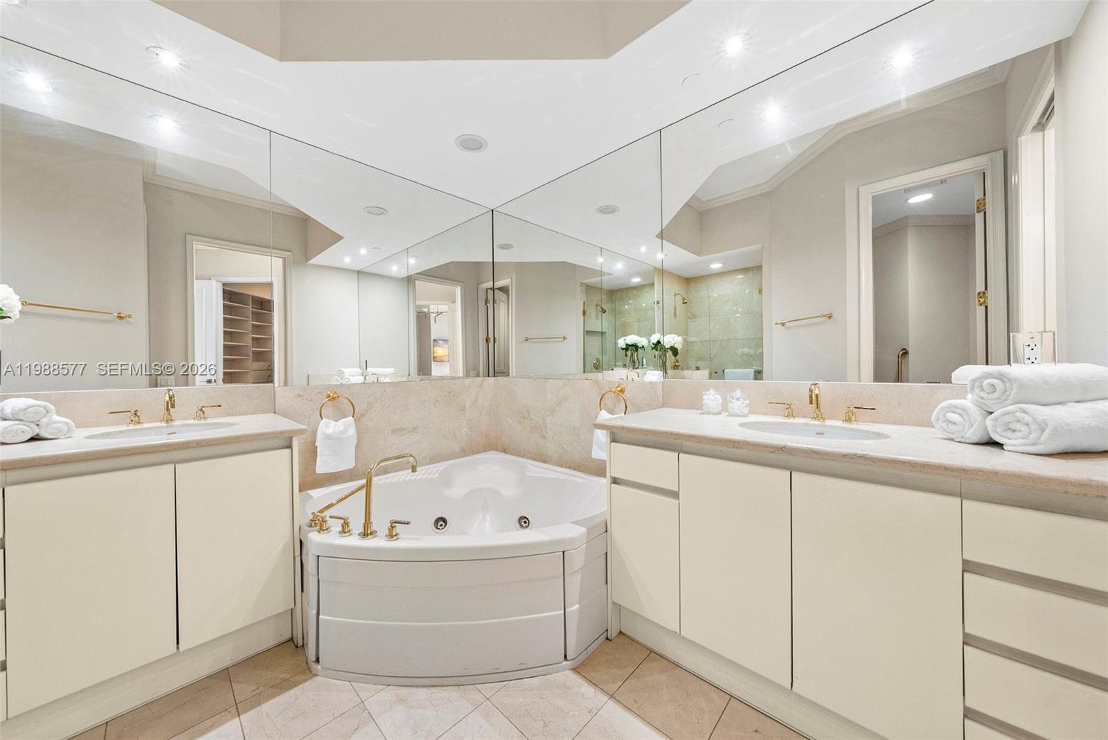 10 Edgewater Dr Unit: Lanai South
