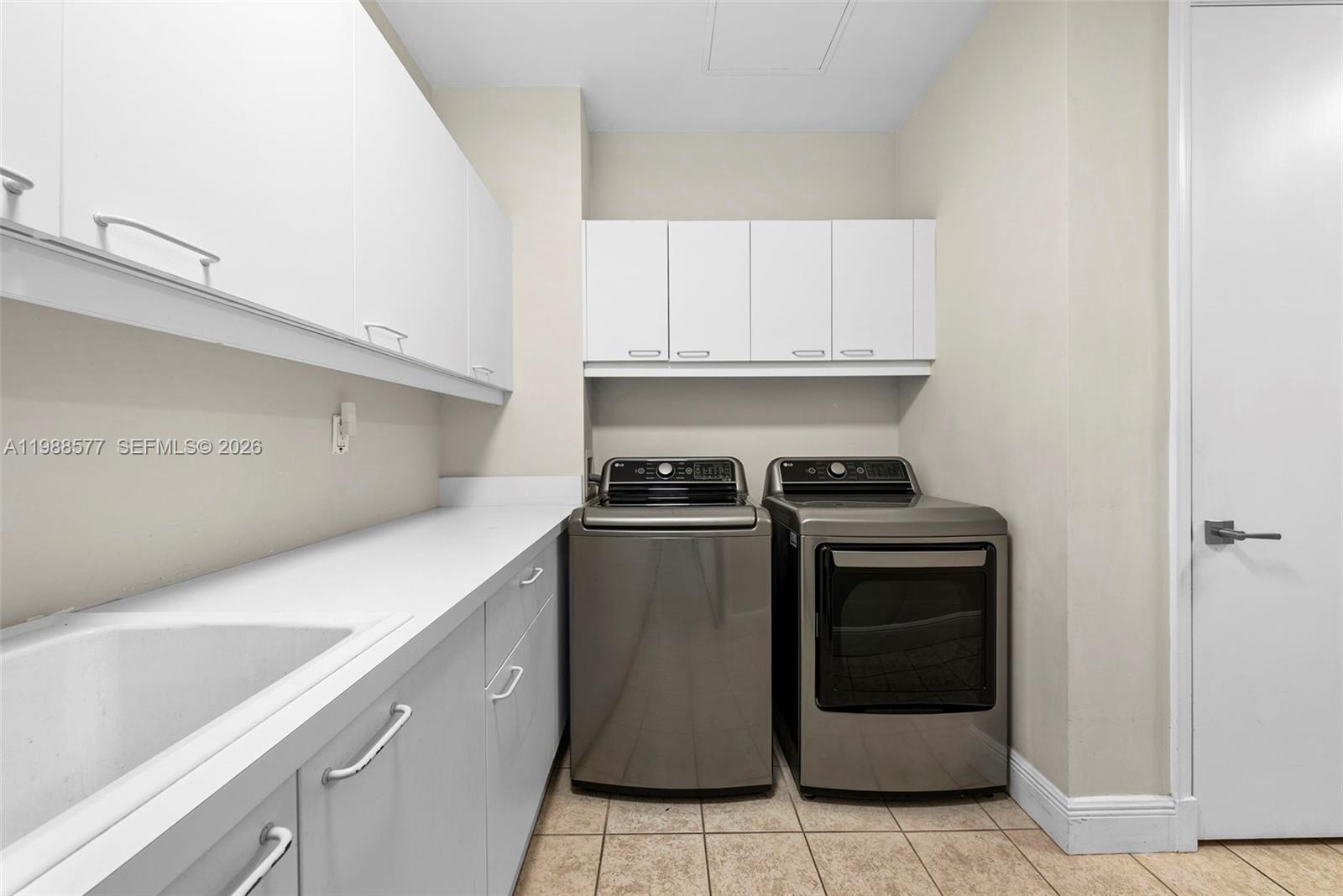 10 Edgewater Dr Unit: Lanai South