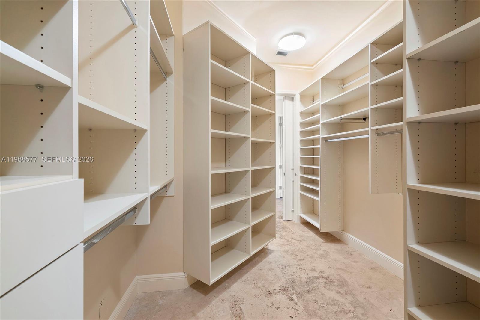10 Edgewater Dr Unit: Lanai South