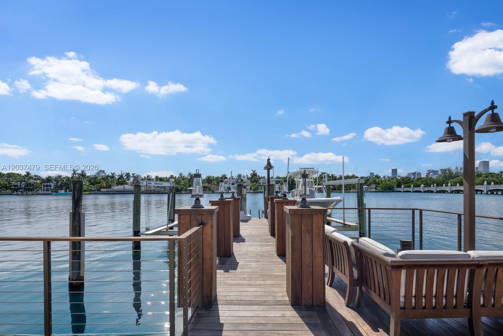 176 S Hibiscus Drive