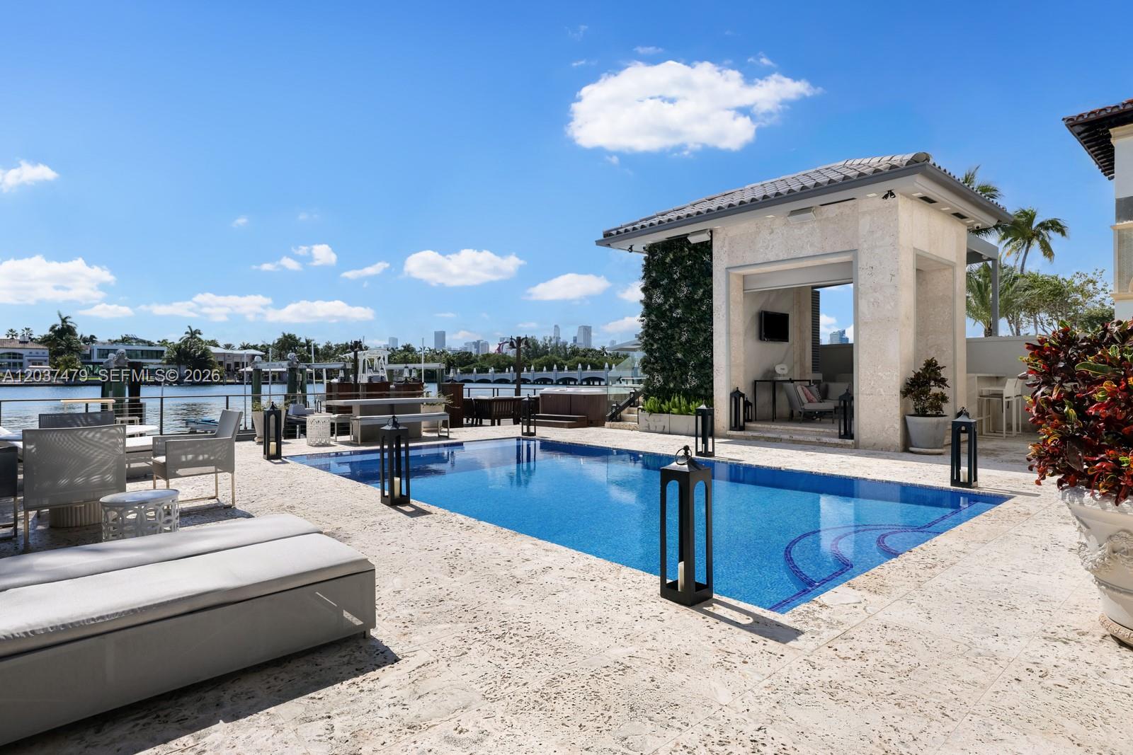 176 S Hibiscus Drive
