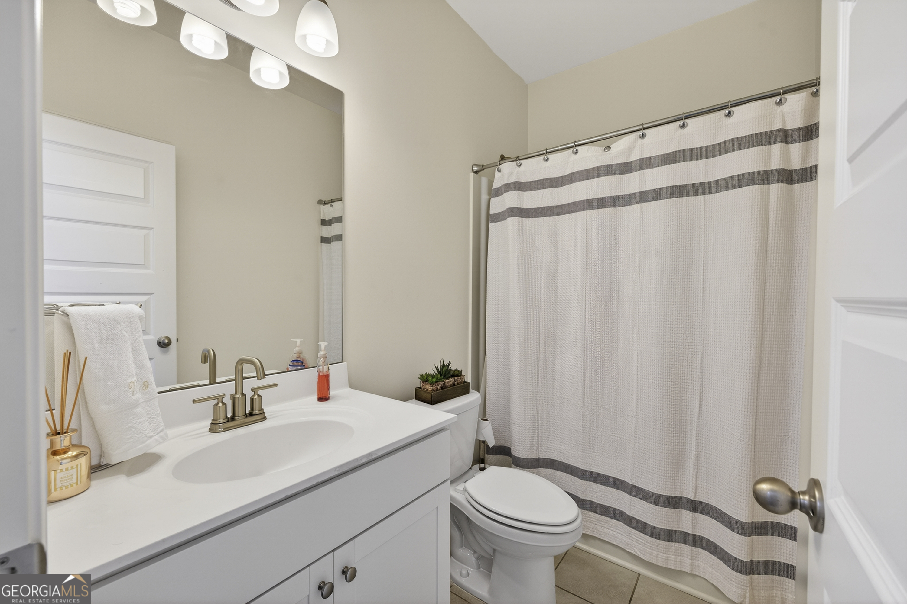 1400 Trident Maple Chase