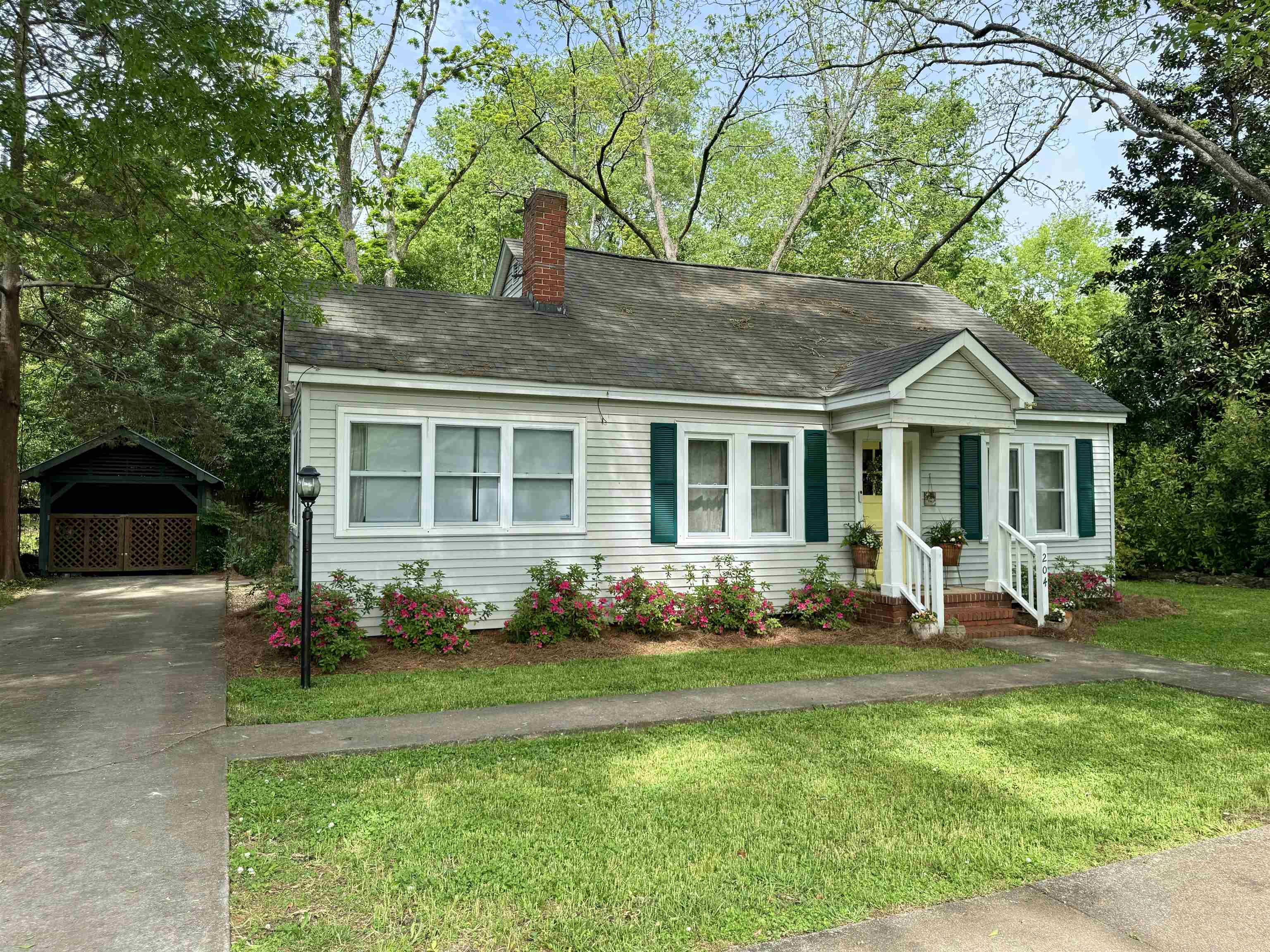 204 N WALNUT STREET