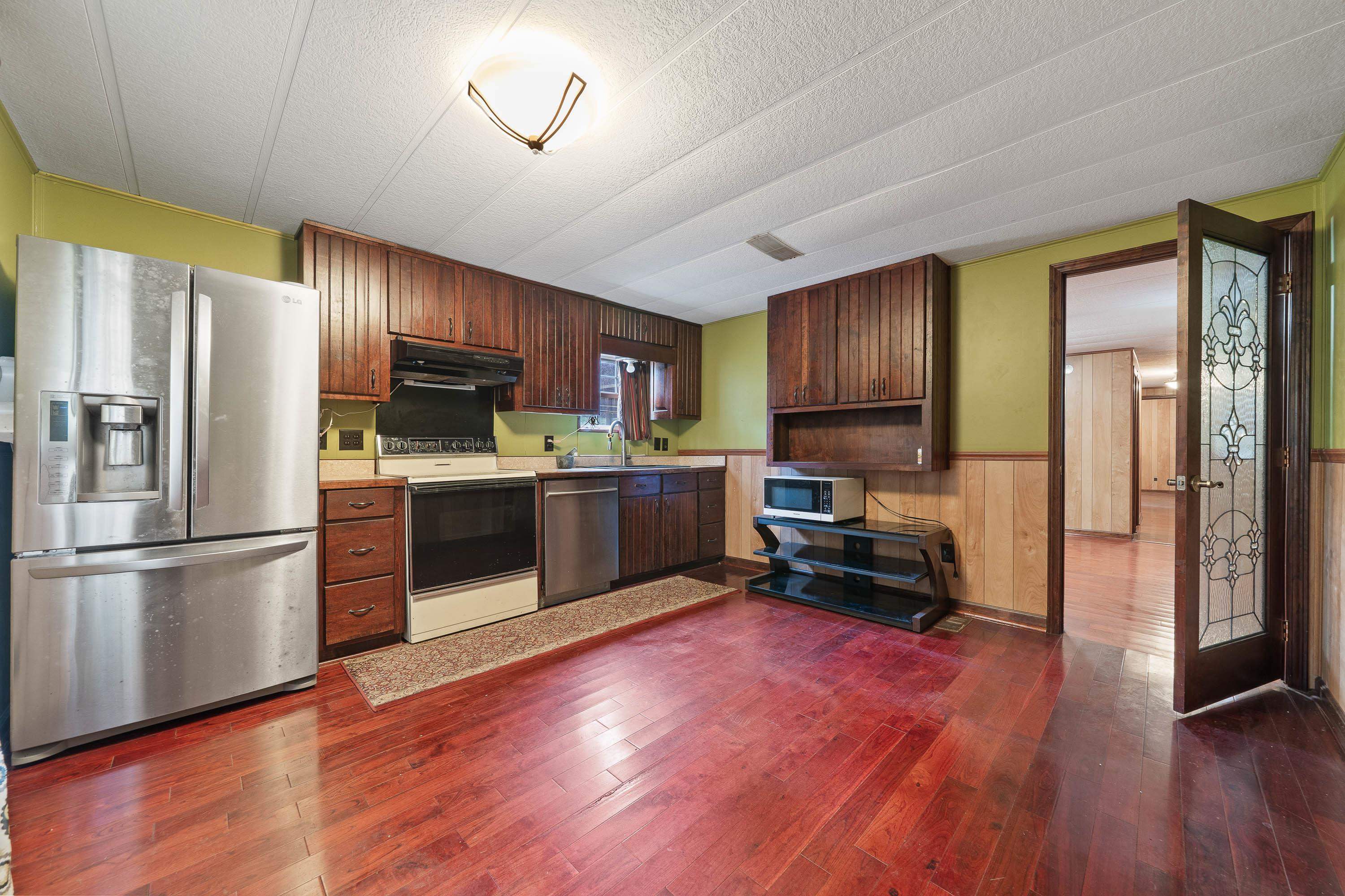 1110 WOODLAND WAY