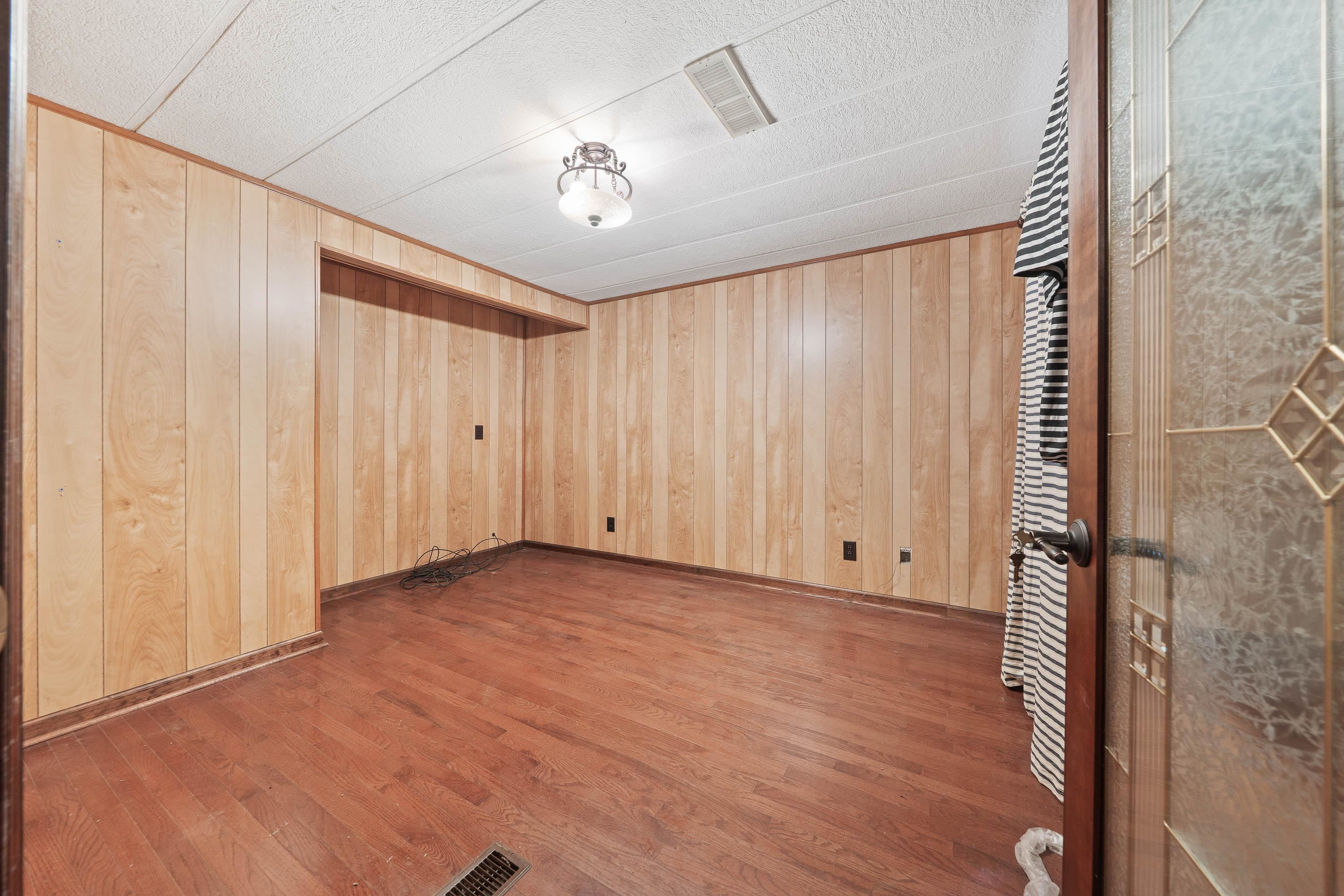 1110 WOODLAND WAY