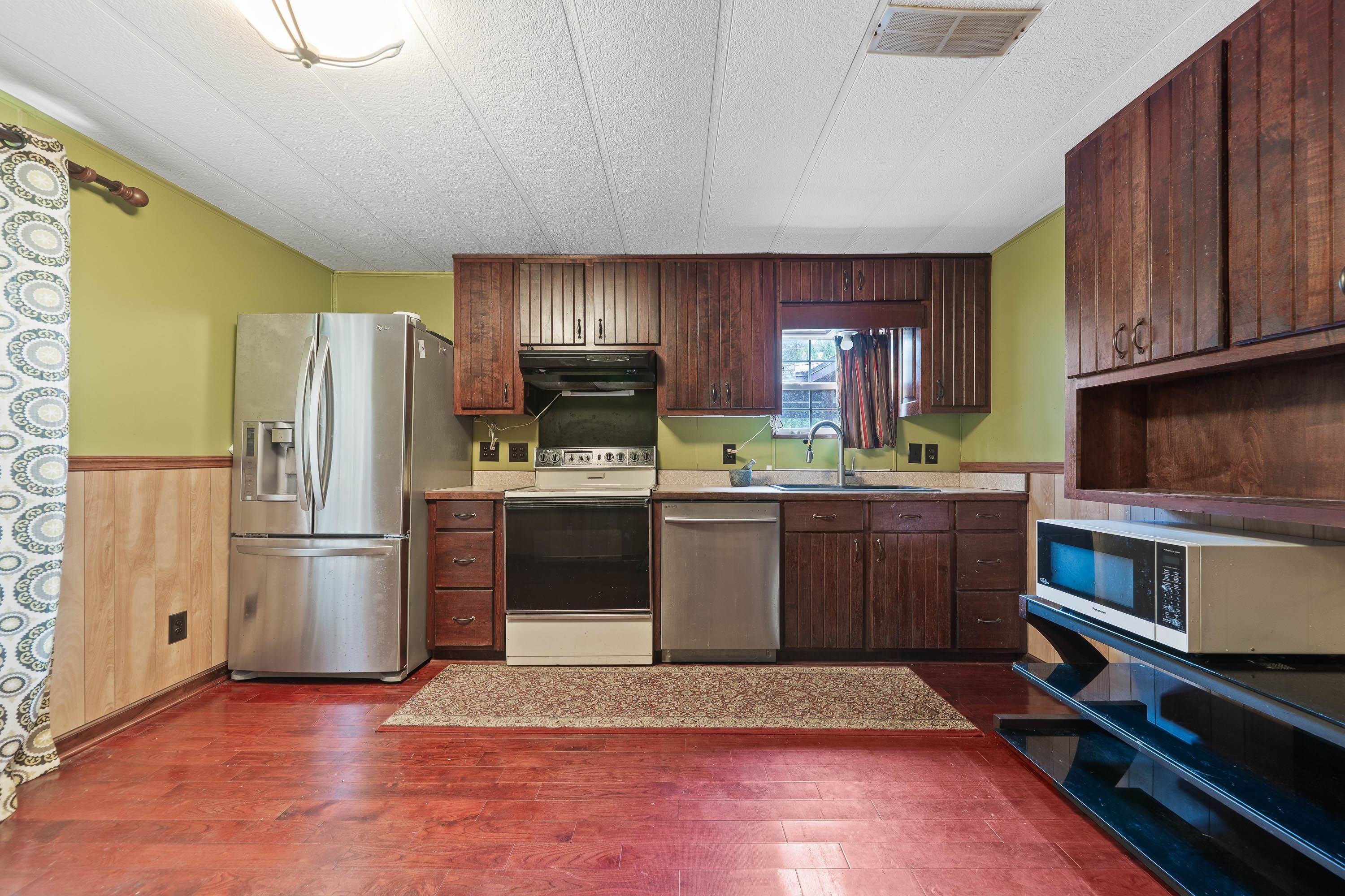 1110 WOODLAND WAY