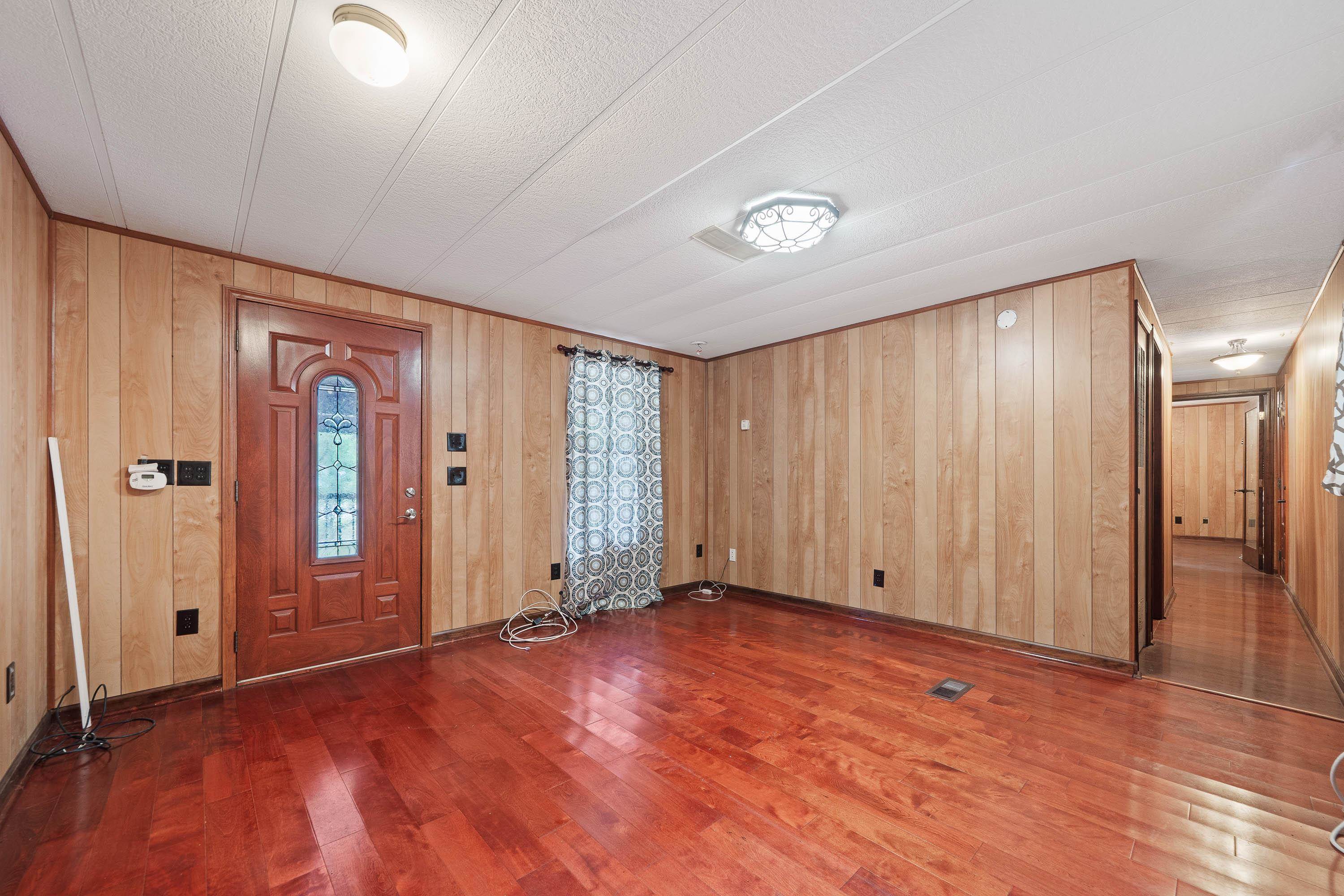 1110 WOODLAND WAY