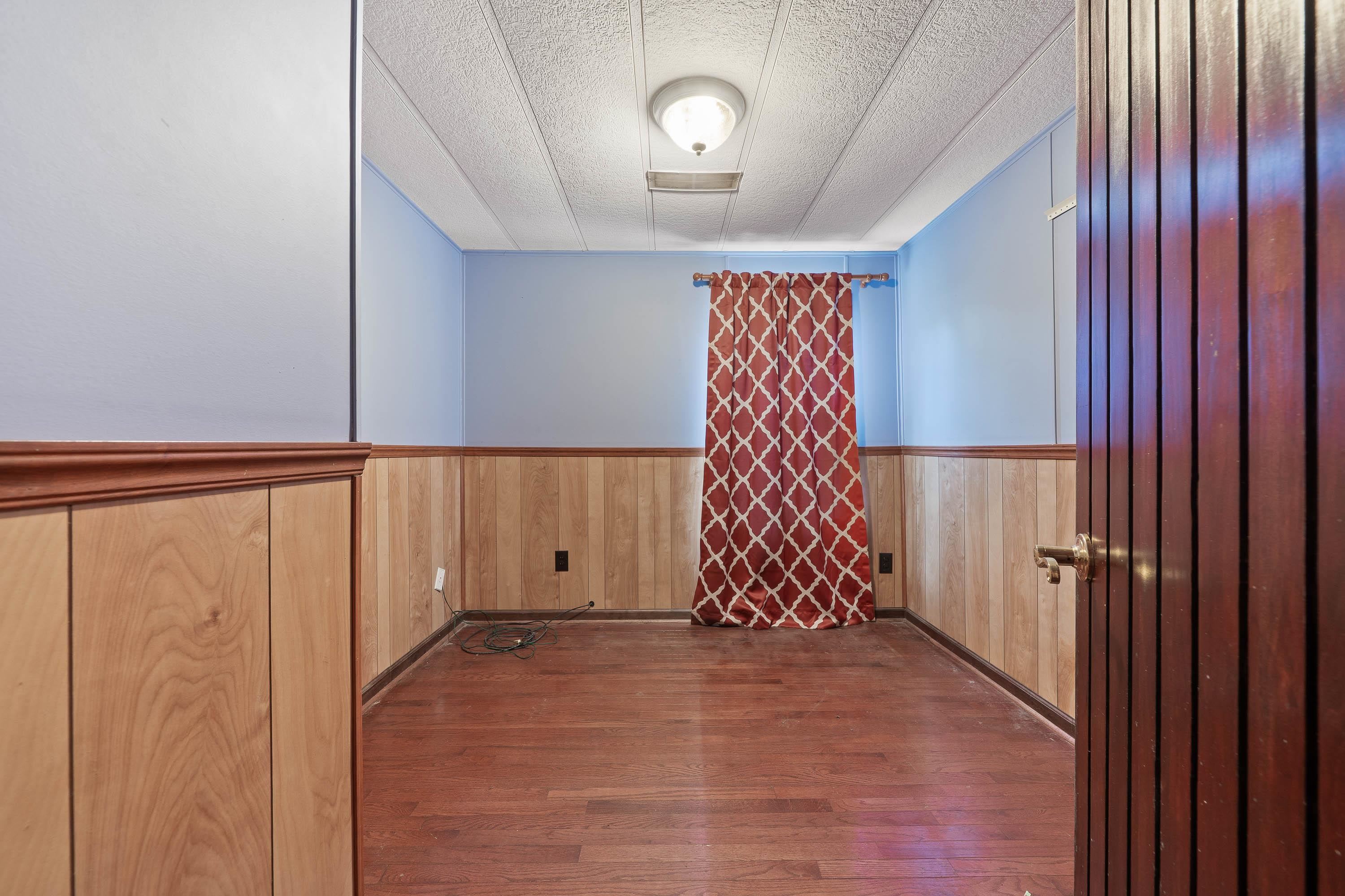 1110 WOODLAND WAY