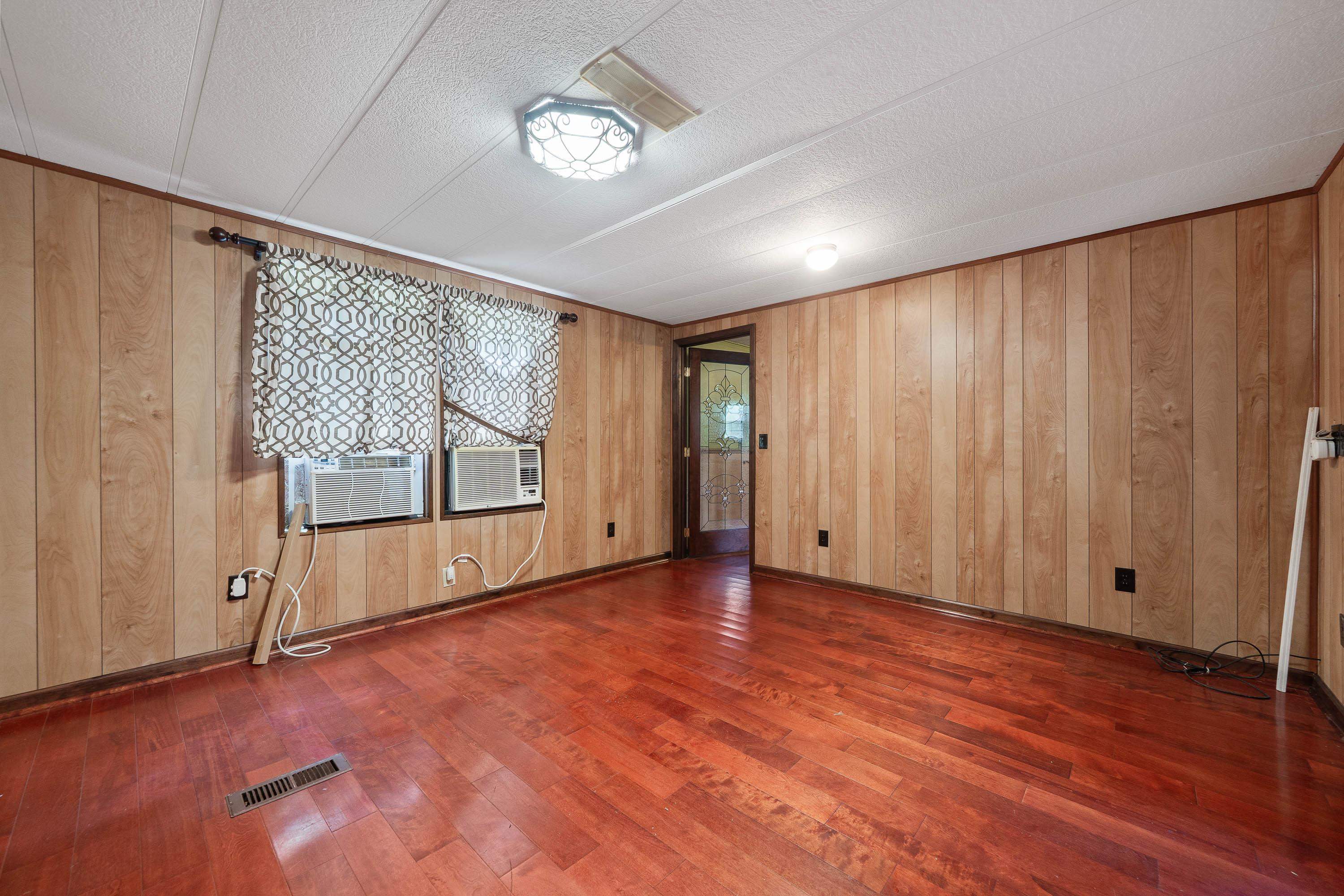 1110 WOODLAND WAY
