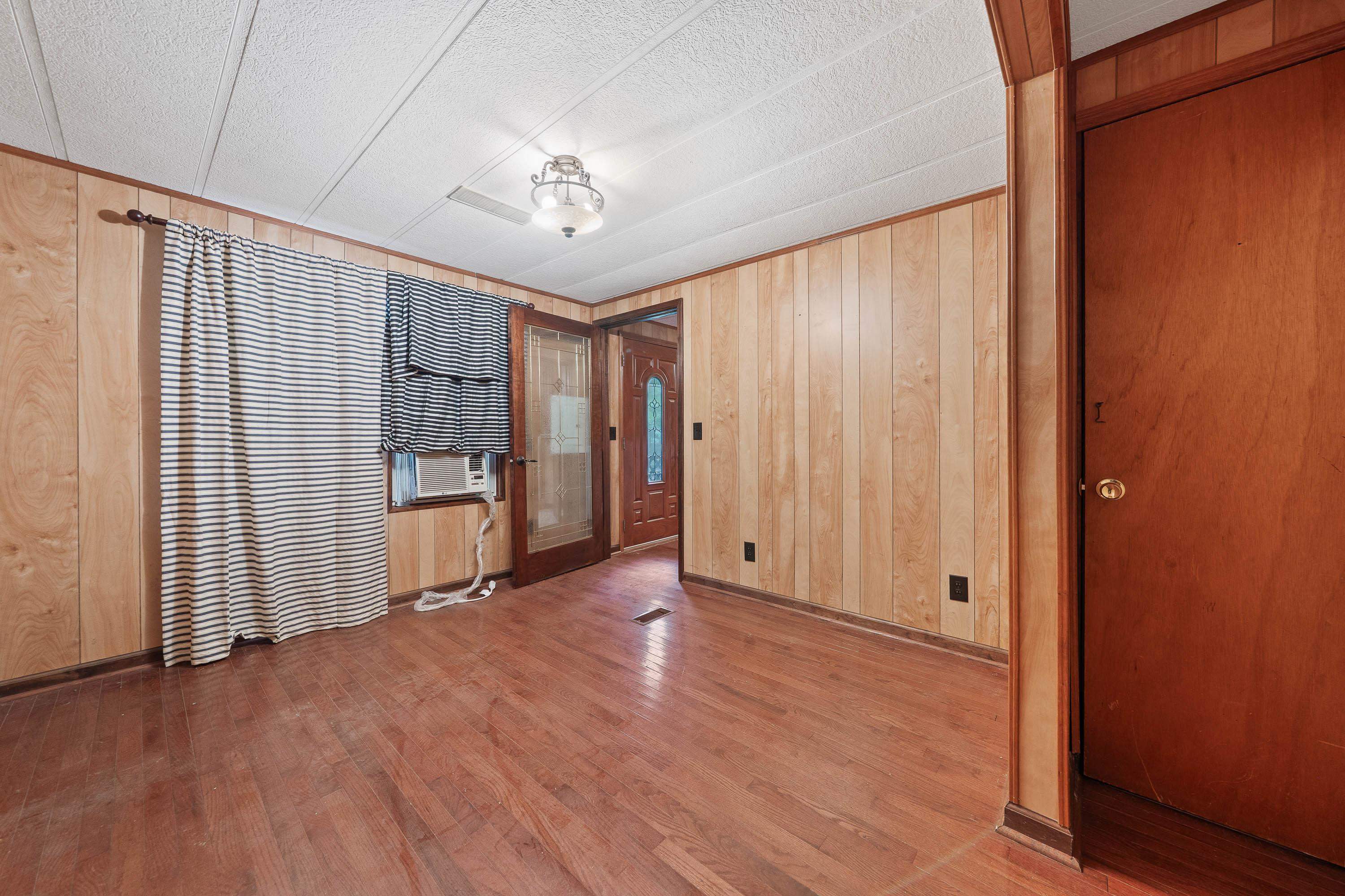 1110 WOODLAND WAY