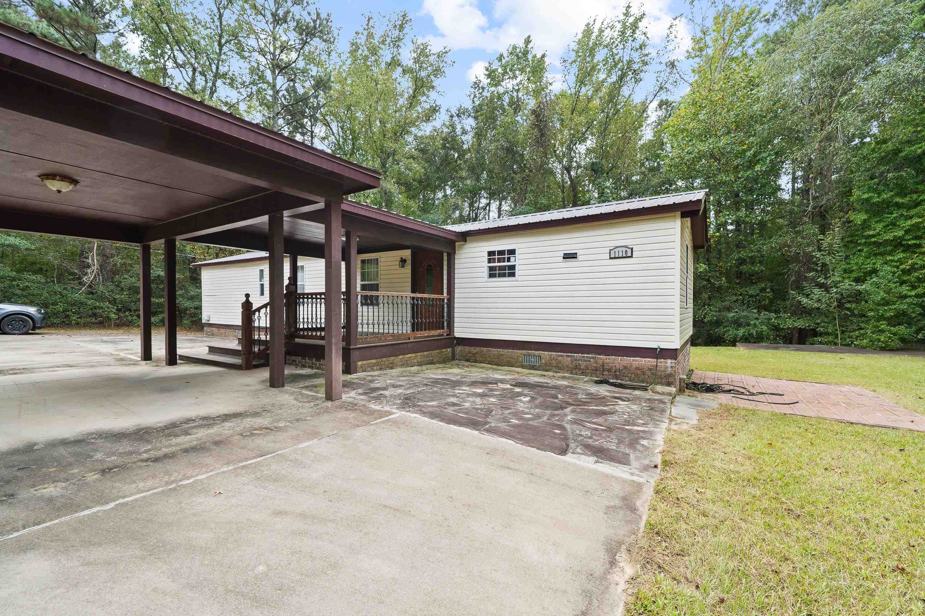 1110 WOODLAND WAY
