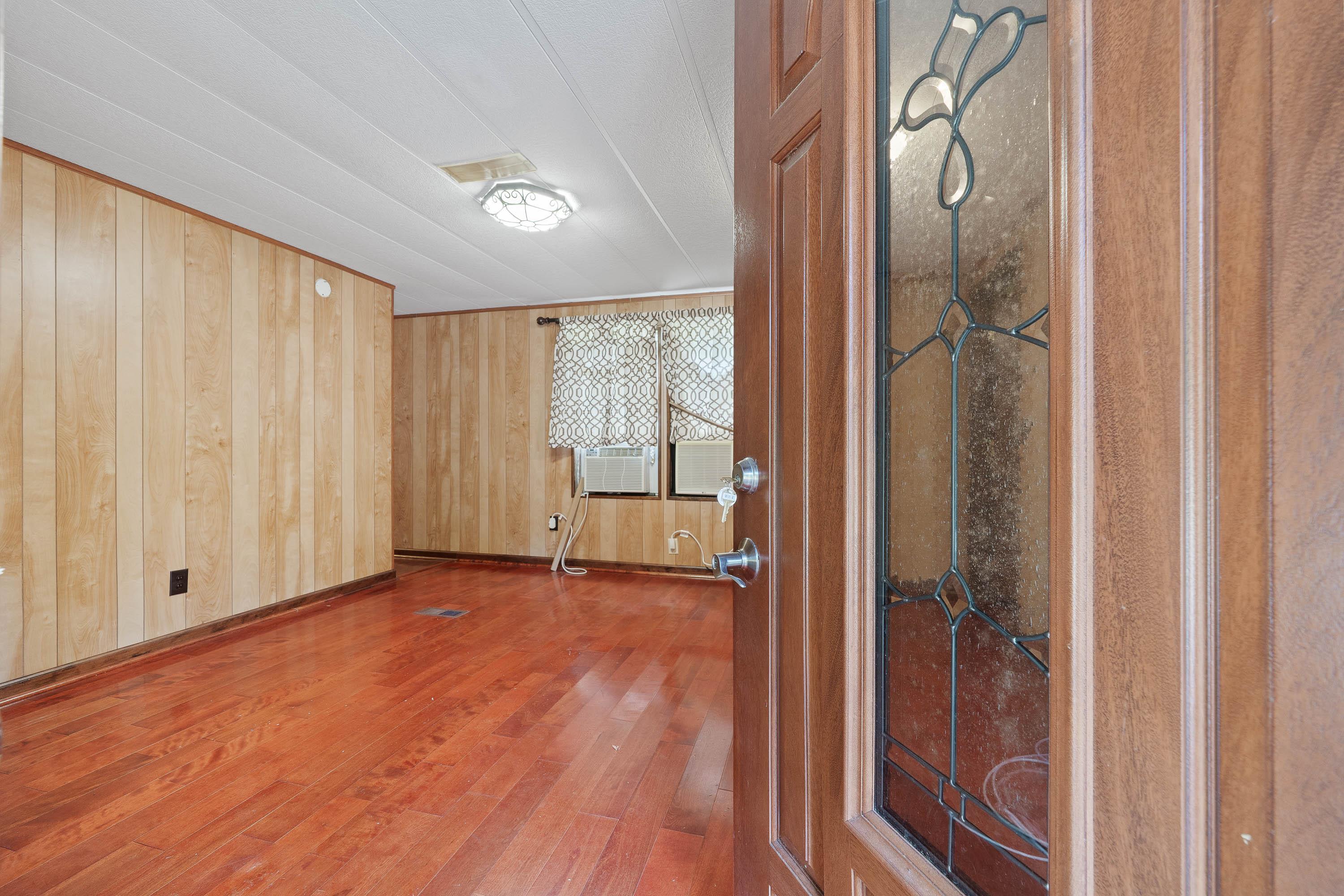 1110 WOODLAND WAY