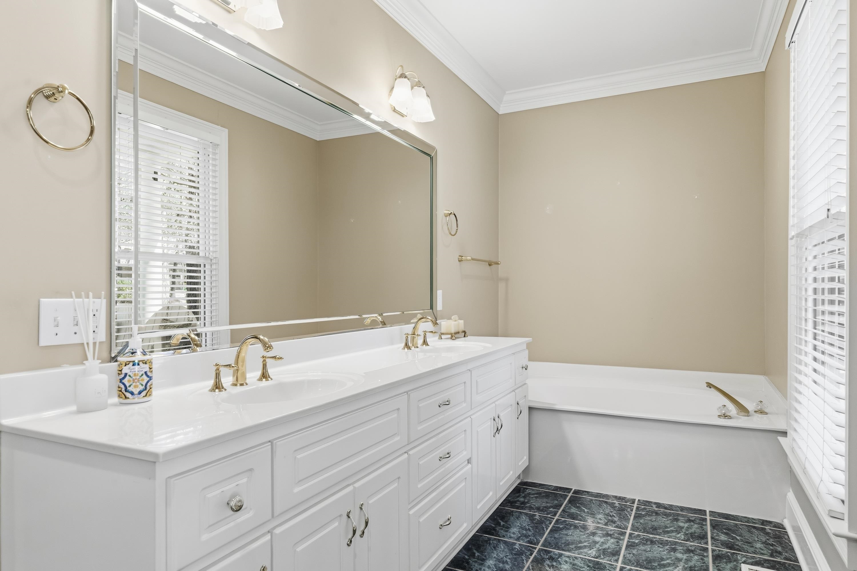 1811 SNUG HARBOR DRIVE