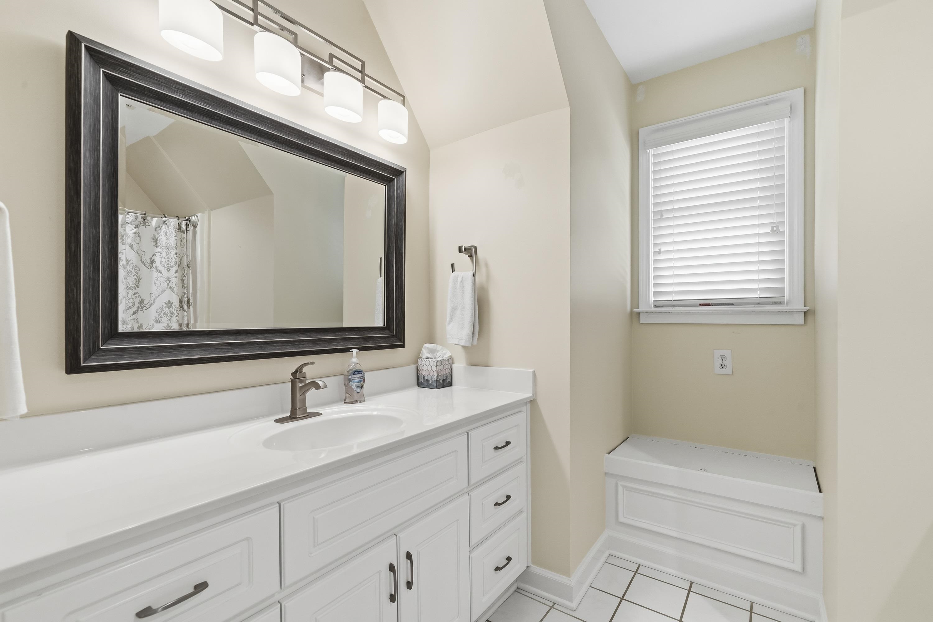 1811 SNUG HARBOR DRIVE