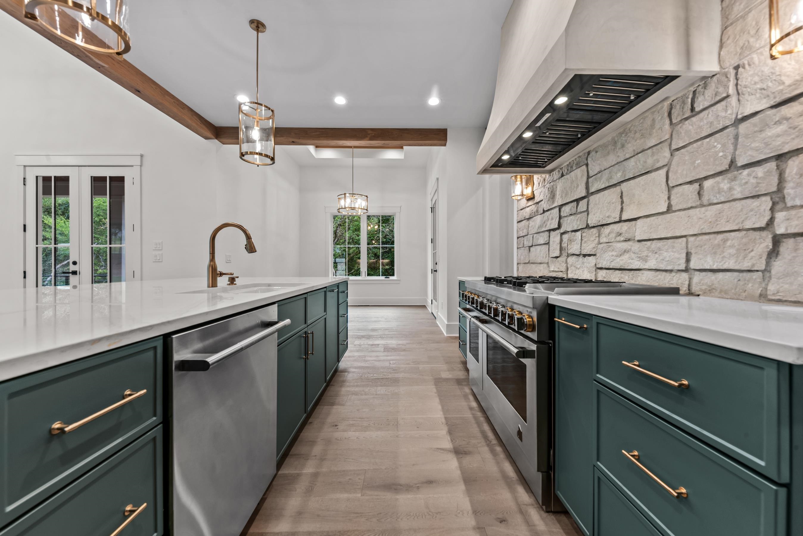 1110 SUNSET BLUFF