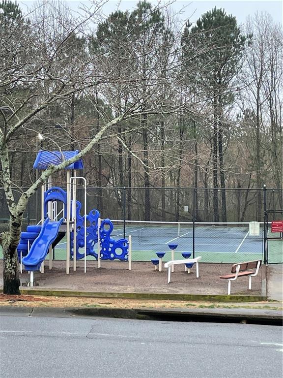 4135 Glen Iris Drive