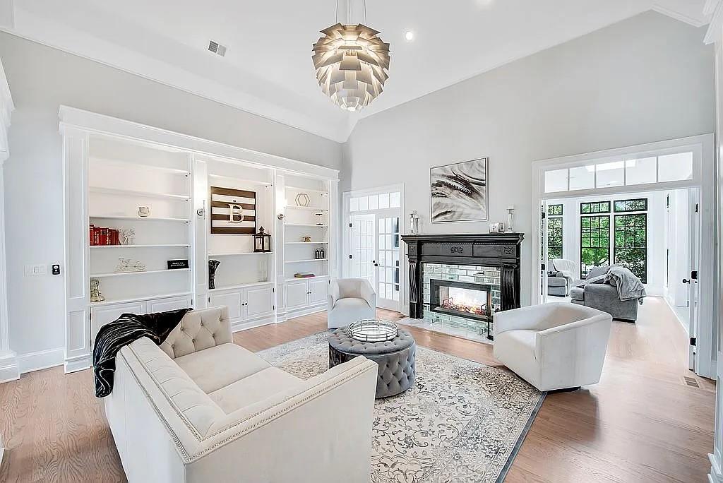 220 WINDSOR GATE Cove NE