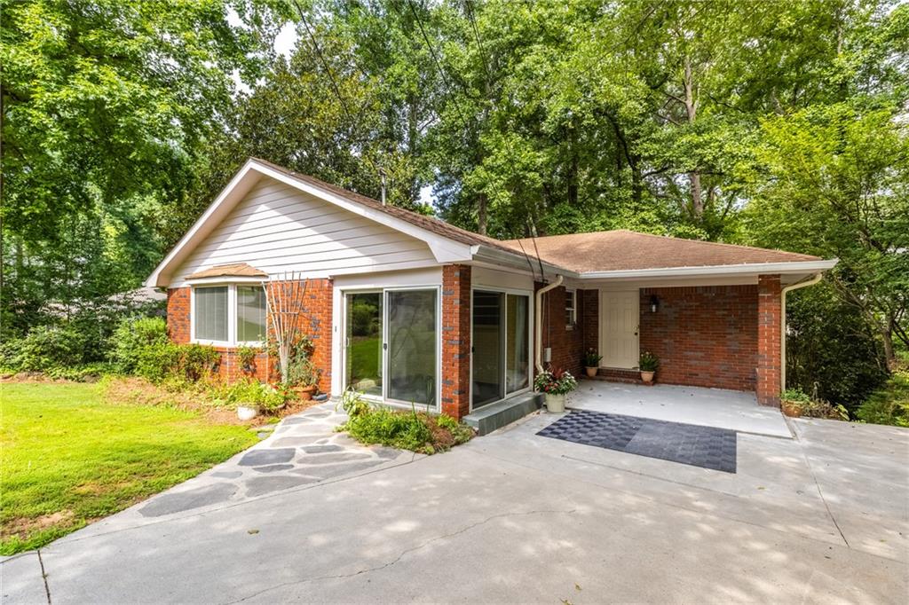 1102 Rogeretta Drive NE