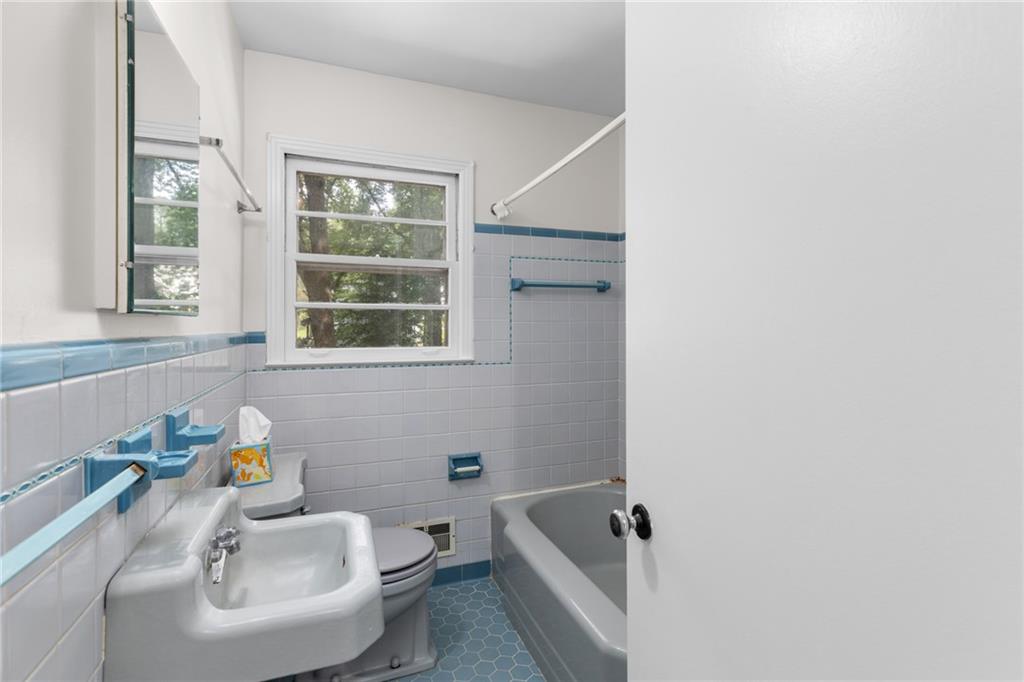 1102 Rogeretta Drive NE