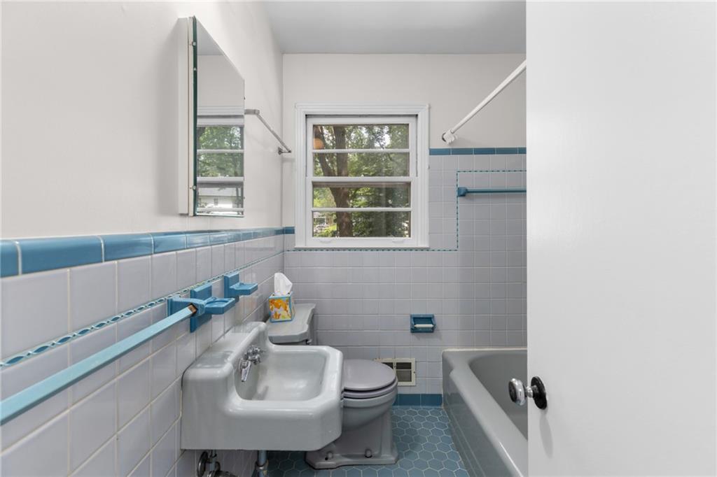 1102 Rogeretta Drive NE