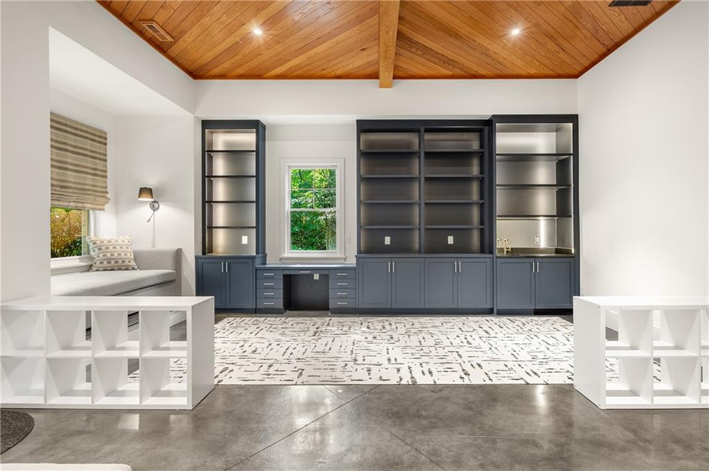 803 Courtenay Drive NE