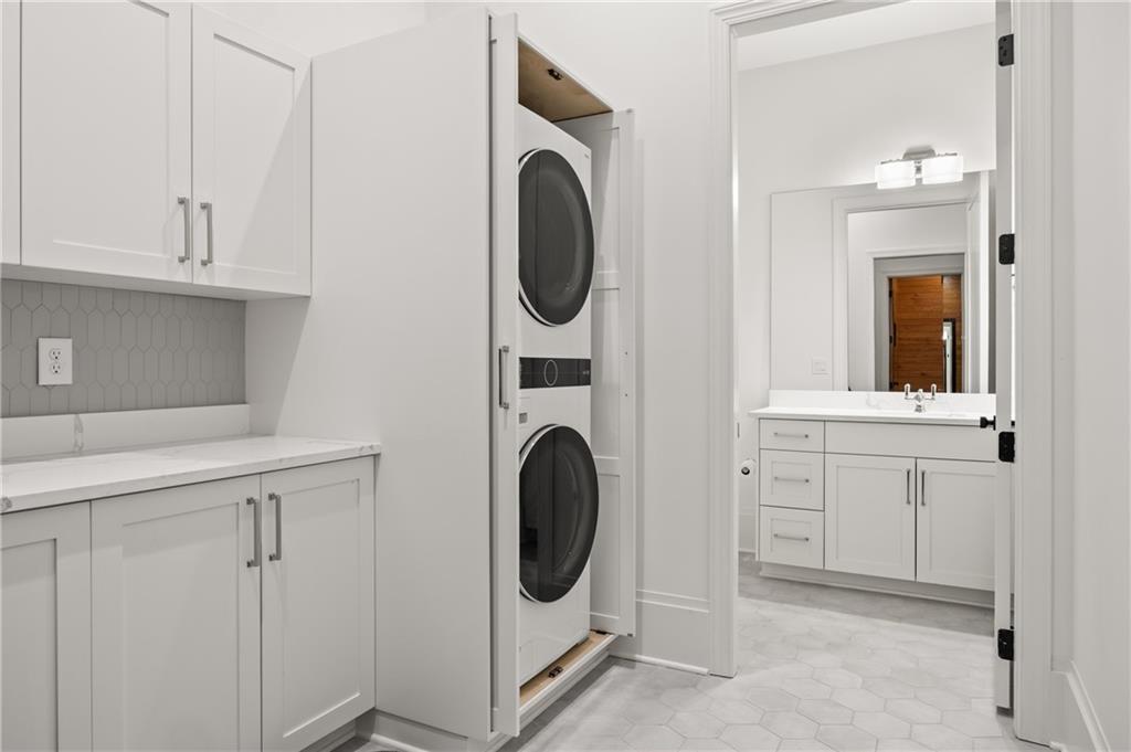 803 Courtenay Drive NE