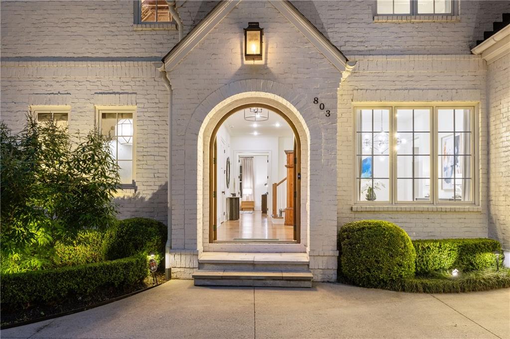 803 Courtenay Drive NE