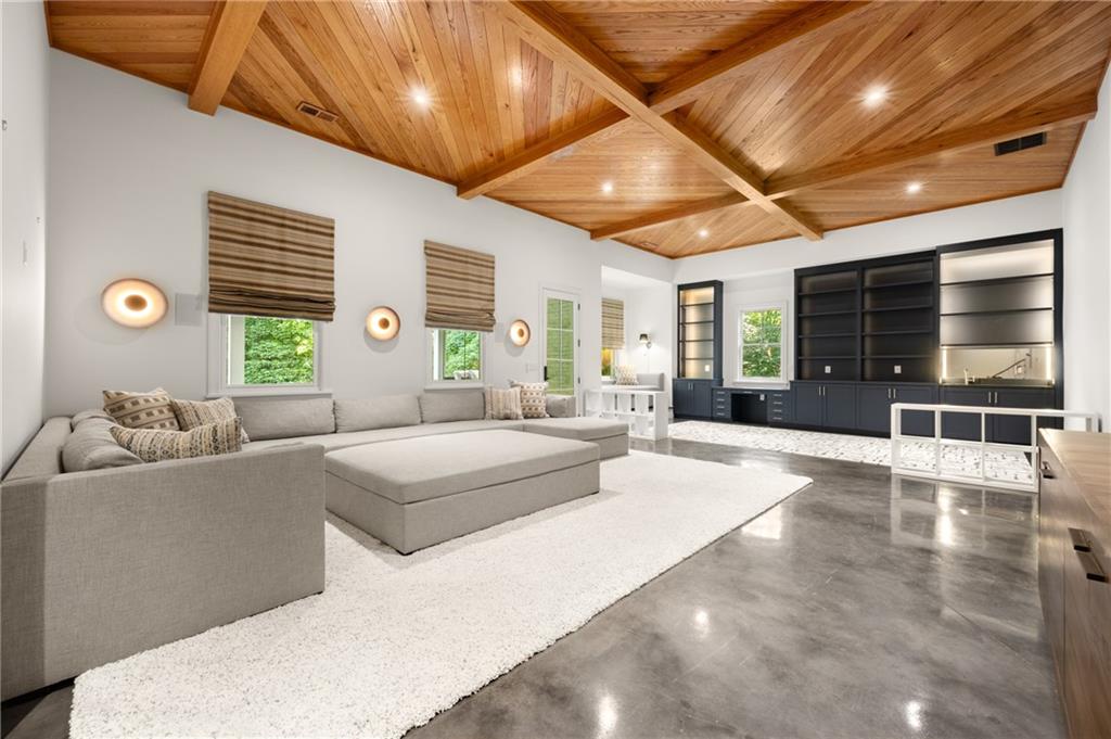 803 Courtenay Drive NE