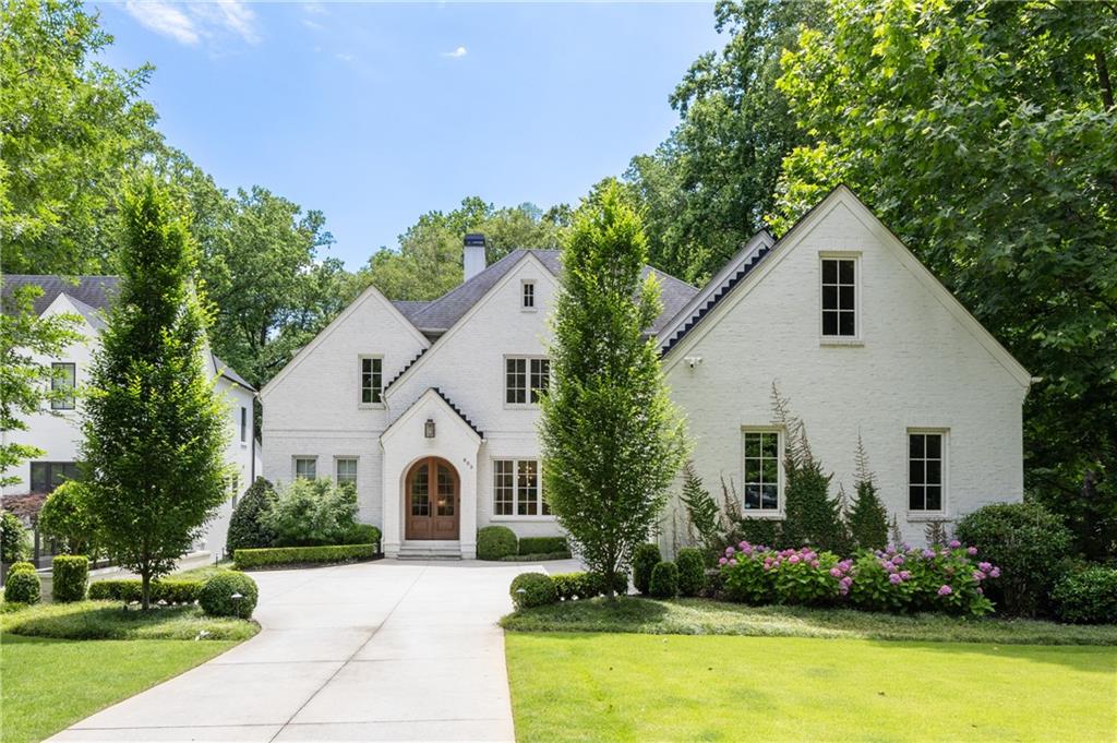 803 Courtenay Drive NE