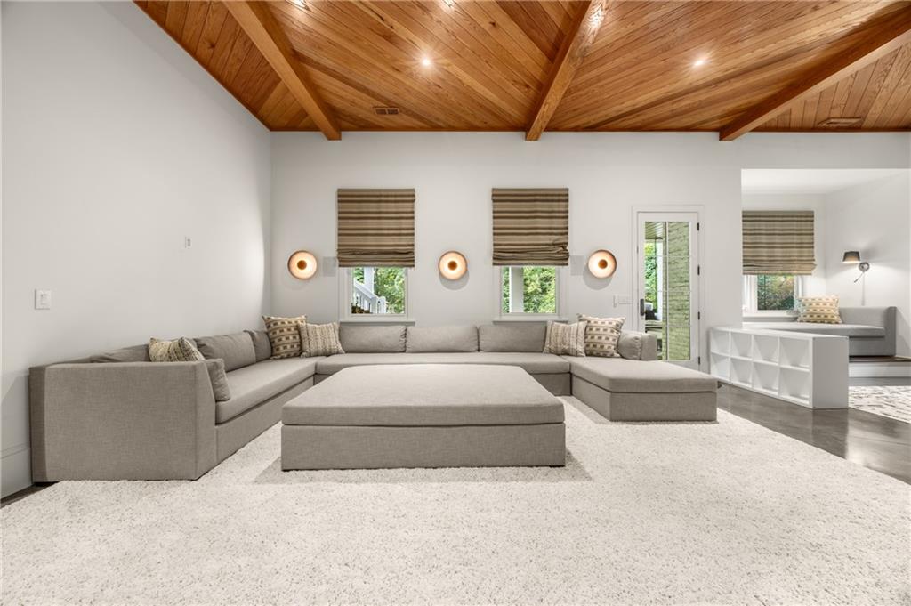 803 Courtenay Drive NE