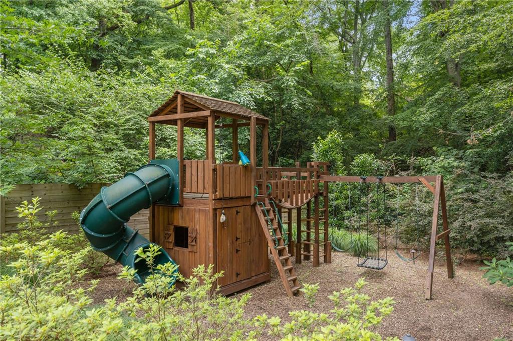 803 Courtenay Drive NE