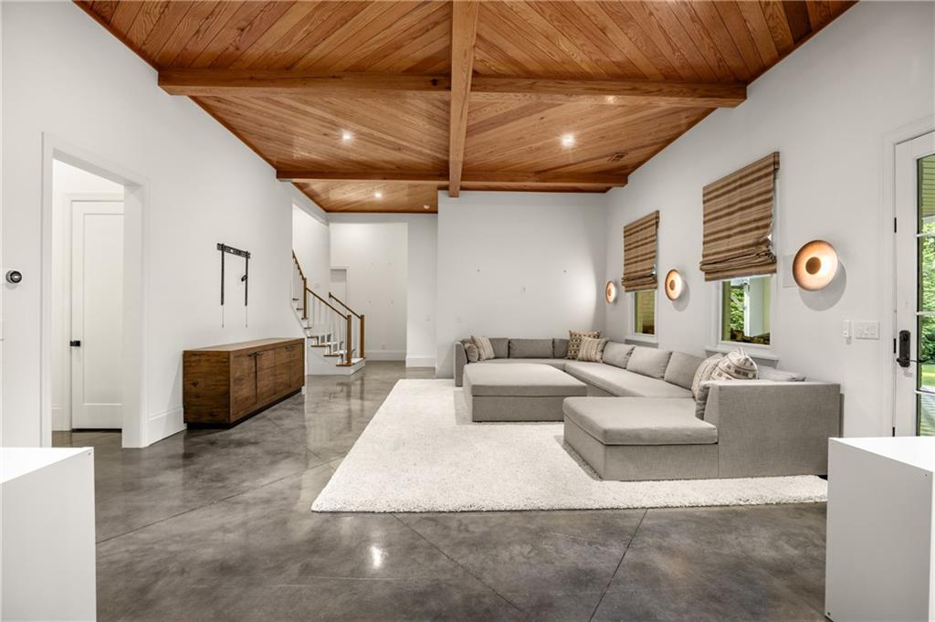 803 Courtenay Drive NE