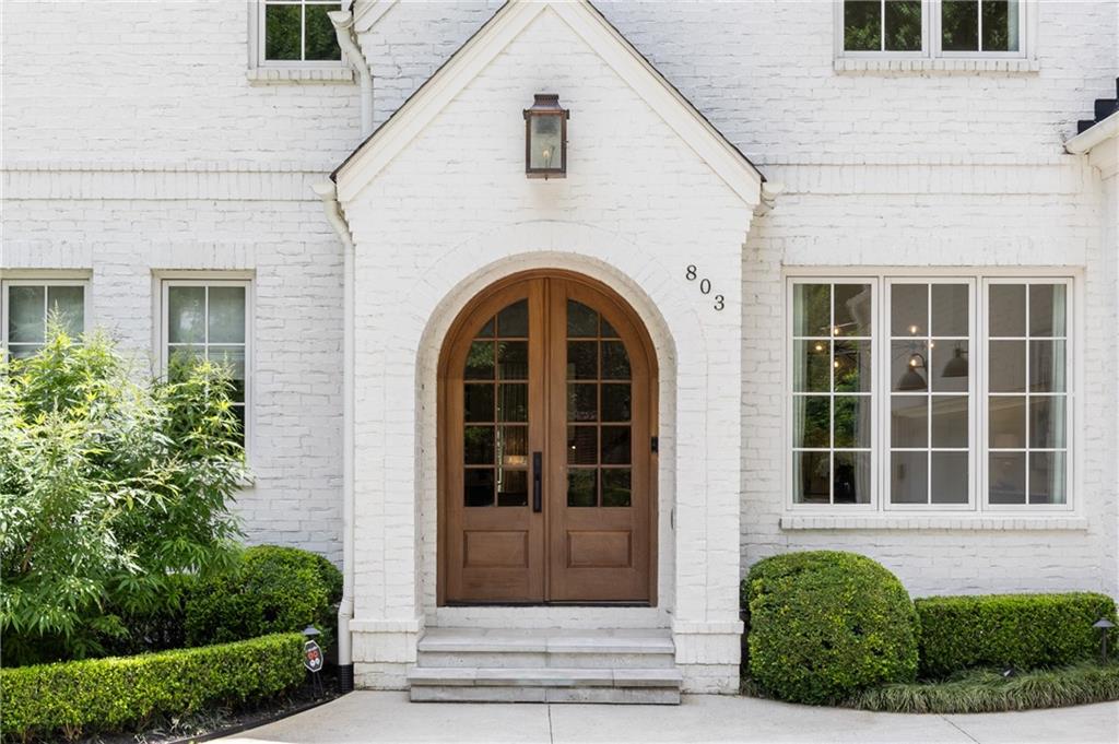 803 Courtenay Drive NE