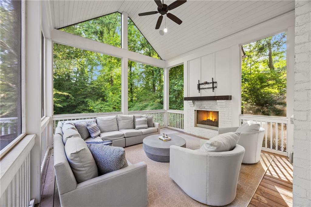 803 Courtenay Drive NE