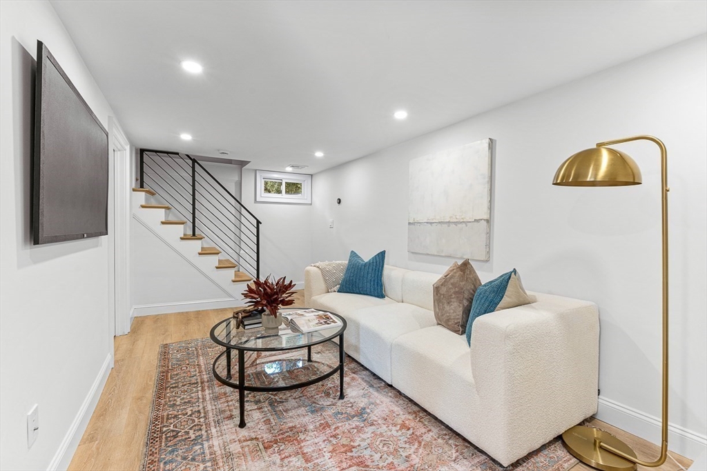 25 Thomas Rd