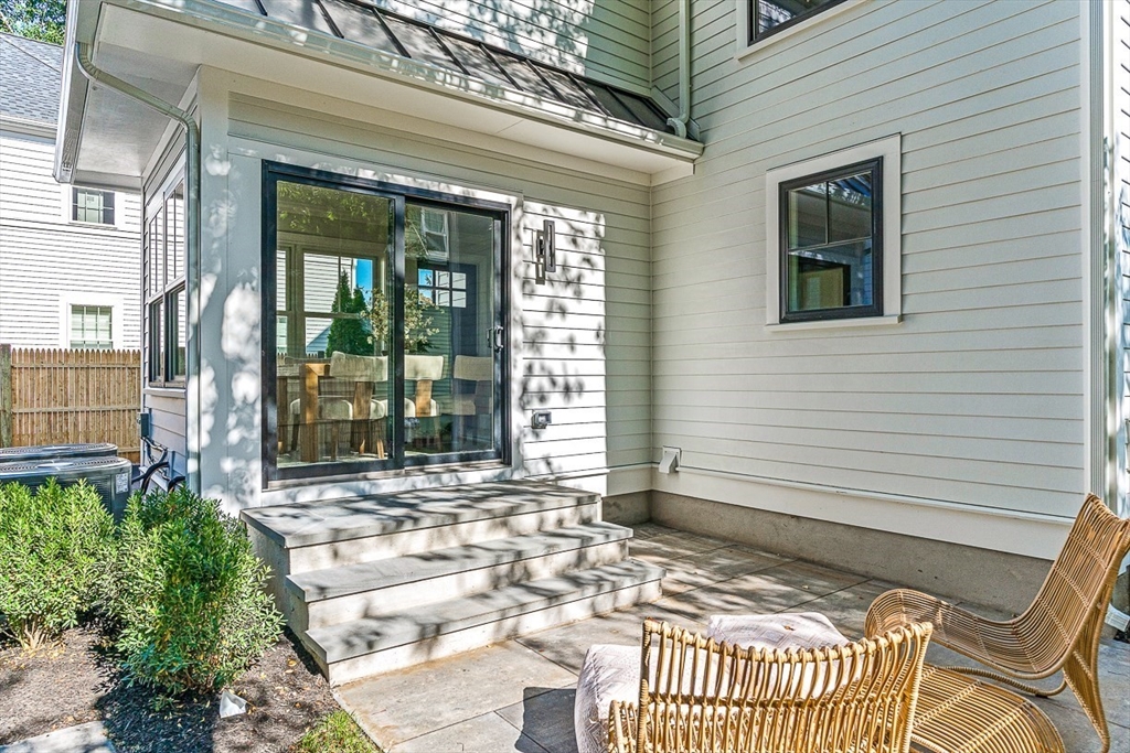 25 Thomas Rd