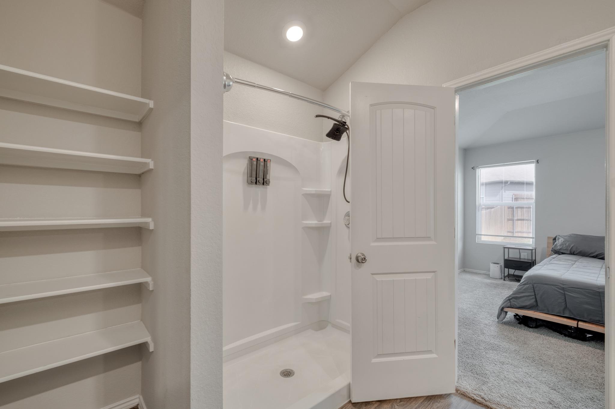 5712 Xene DR