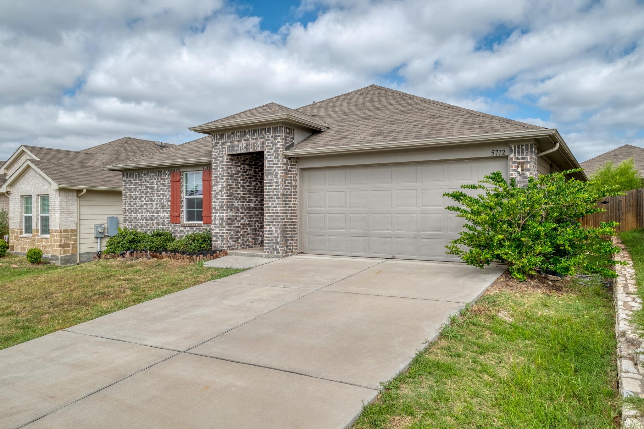 5712 Xene DR