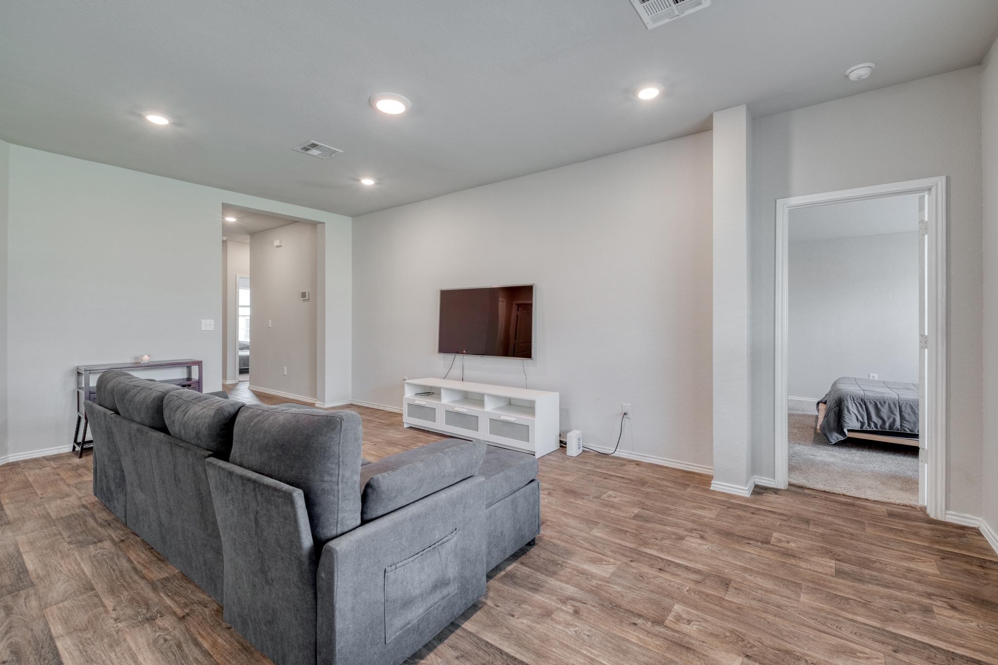 5712 Xene DR