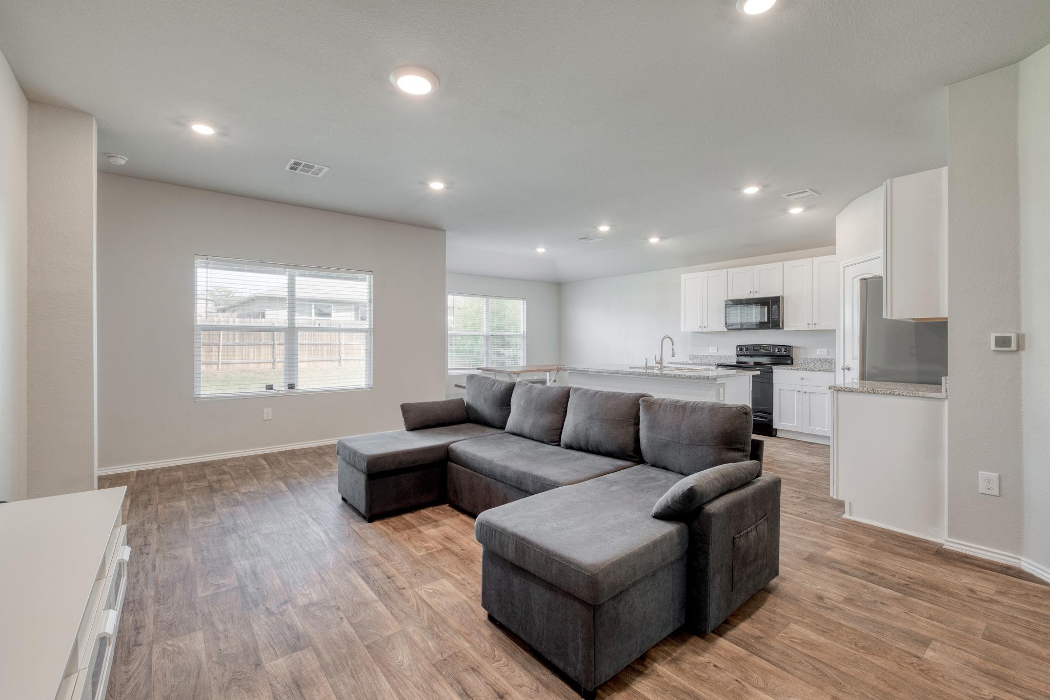 5712 Xene DR