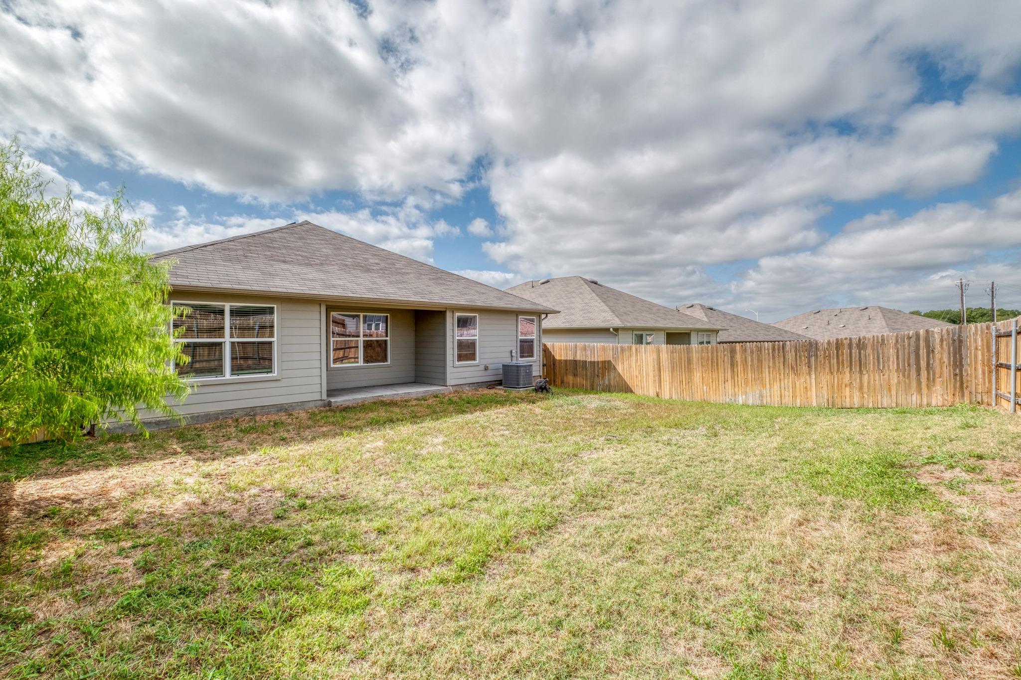 5712 Xene DR