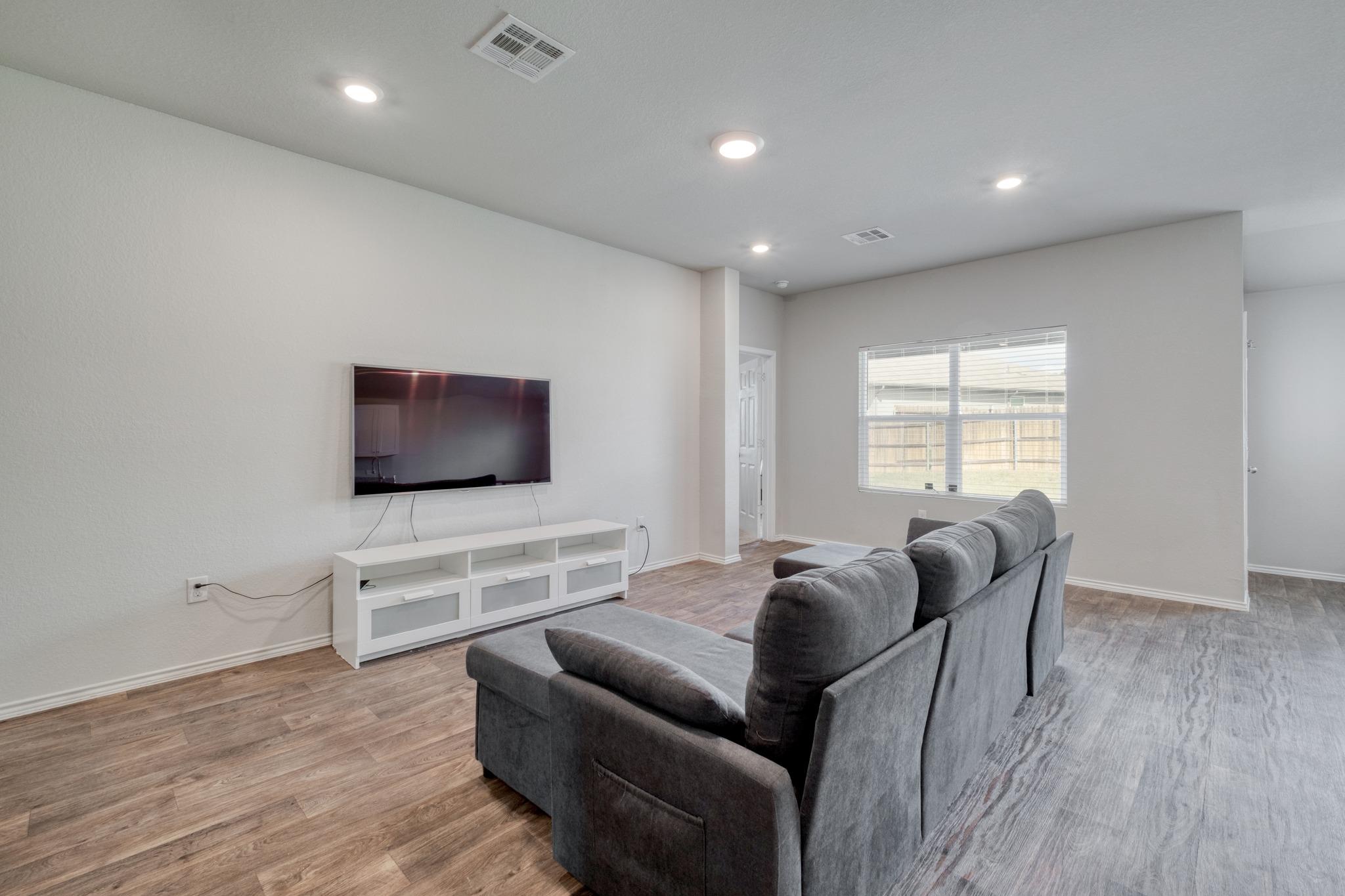 5712 Xene DR