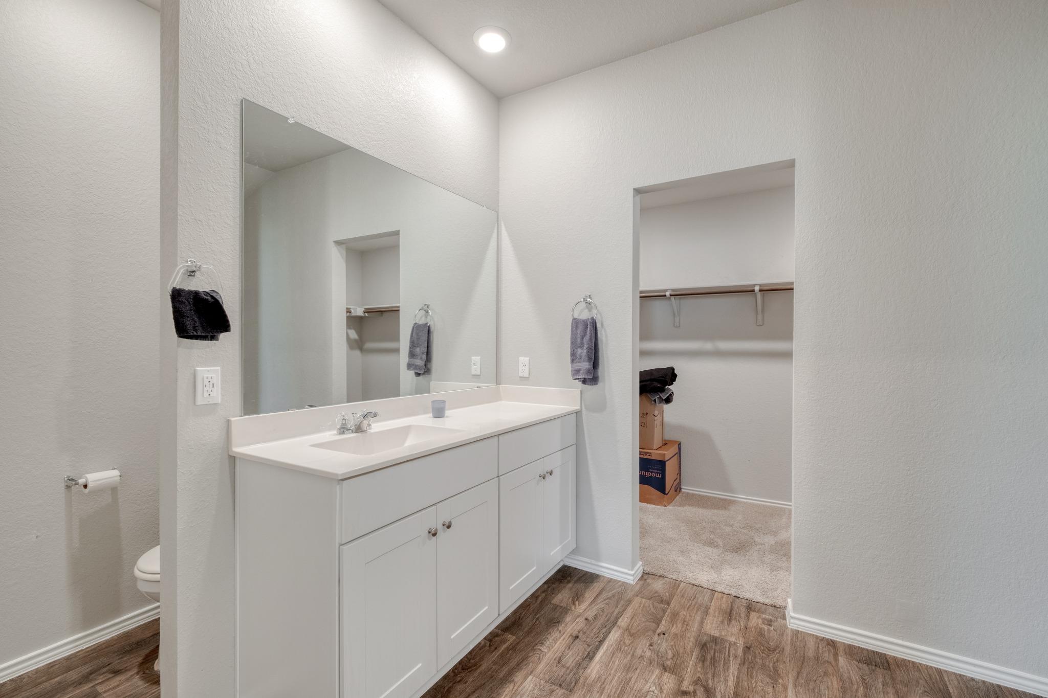 5712 Xene DR