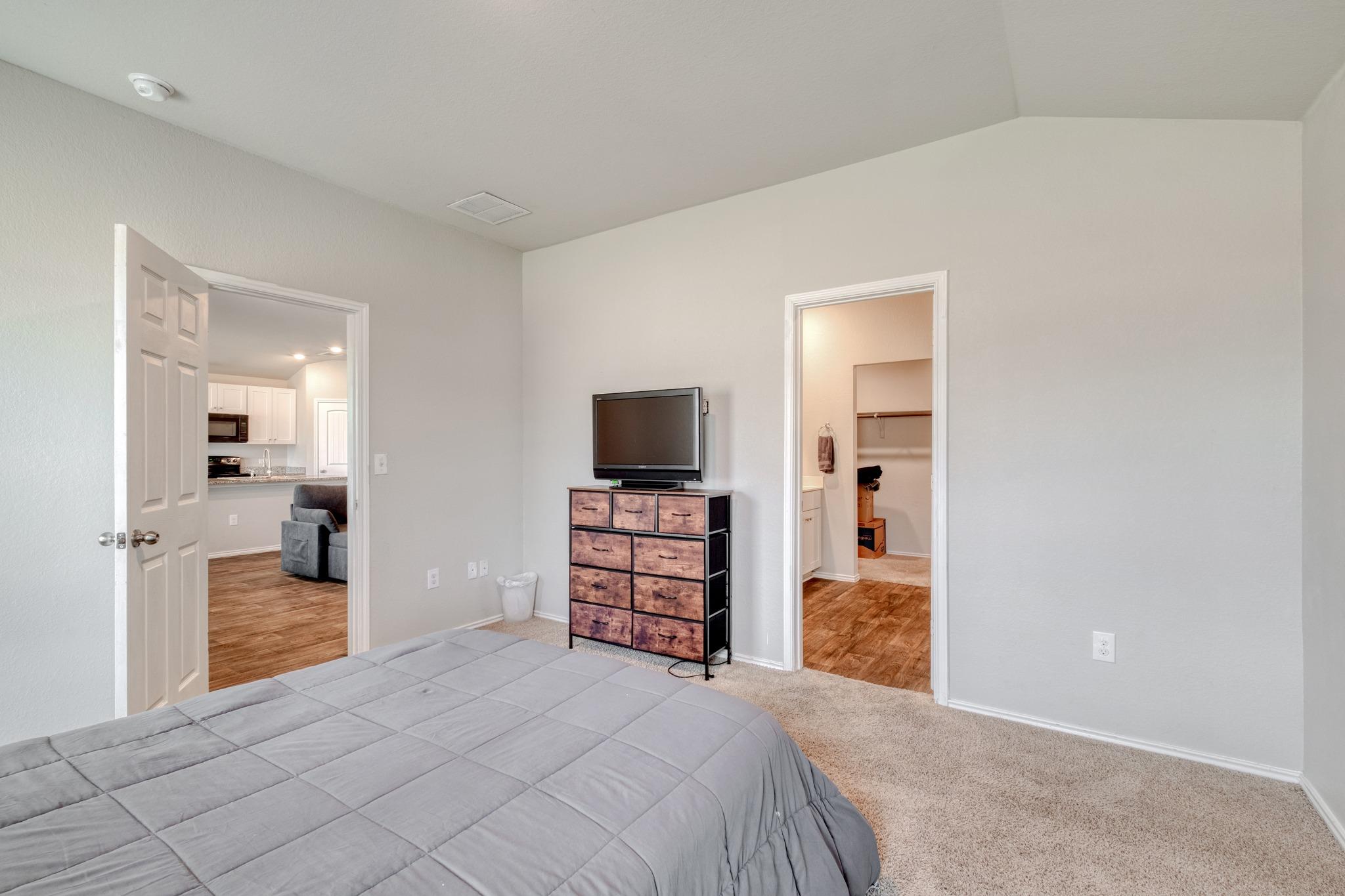 5712 Xene DR