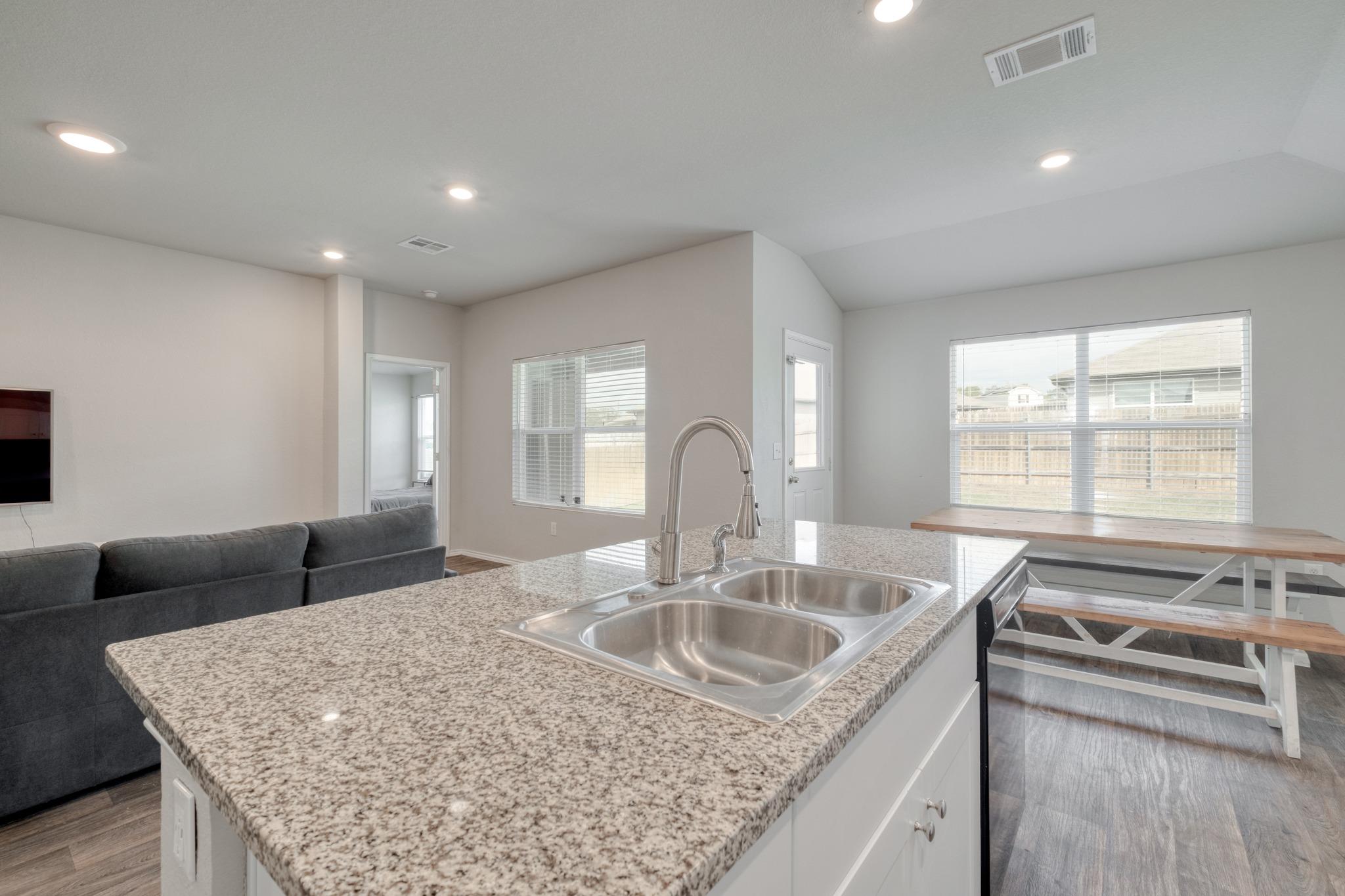 5712 Xene DR