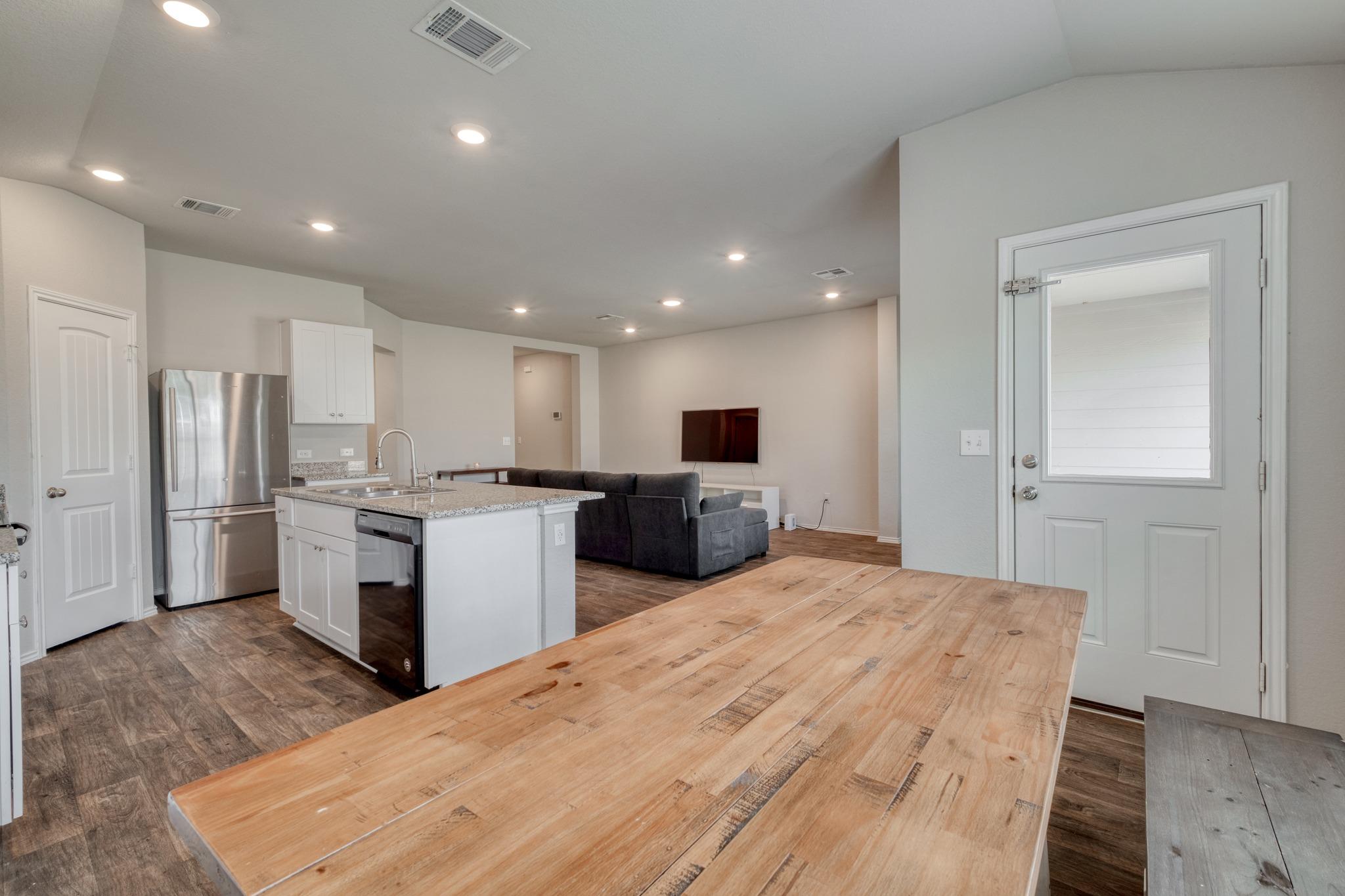 5712 Xene DR
