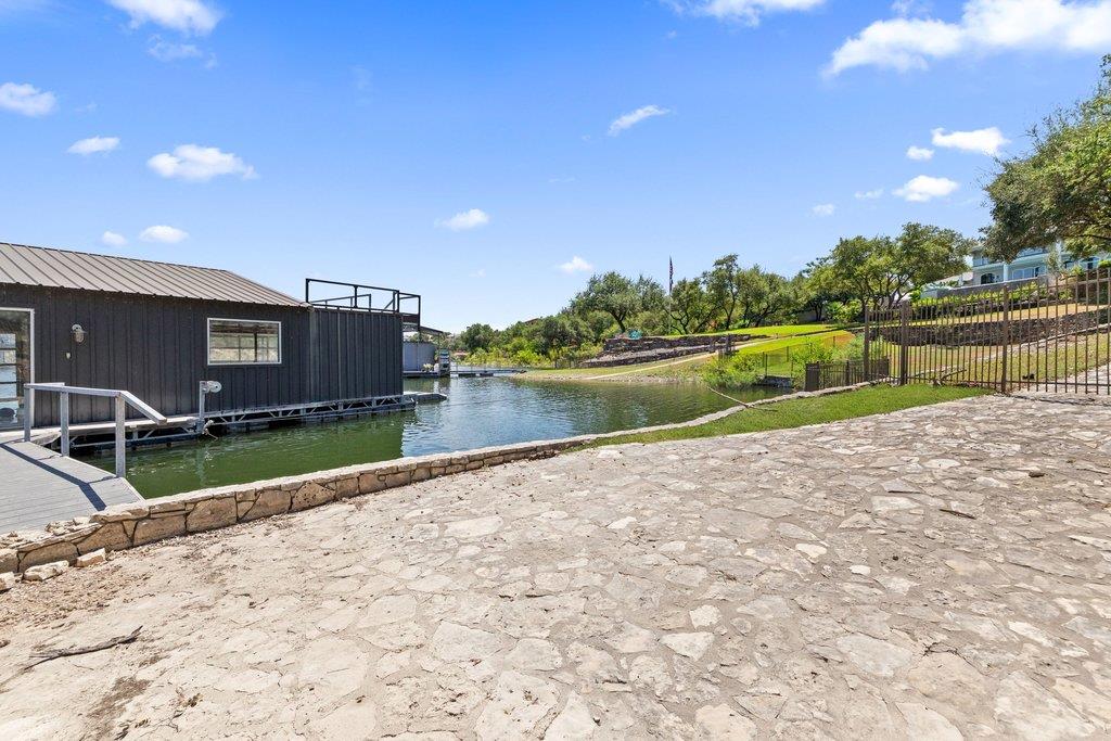 909 Brooks Hollow RD